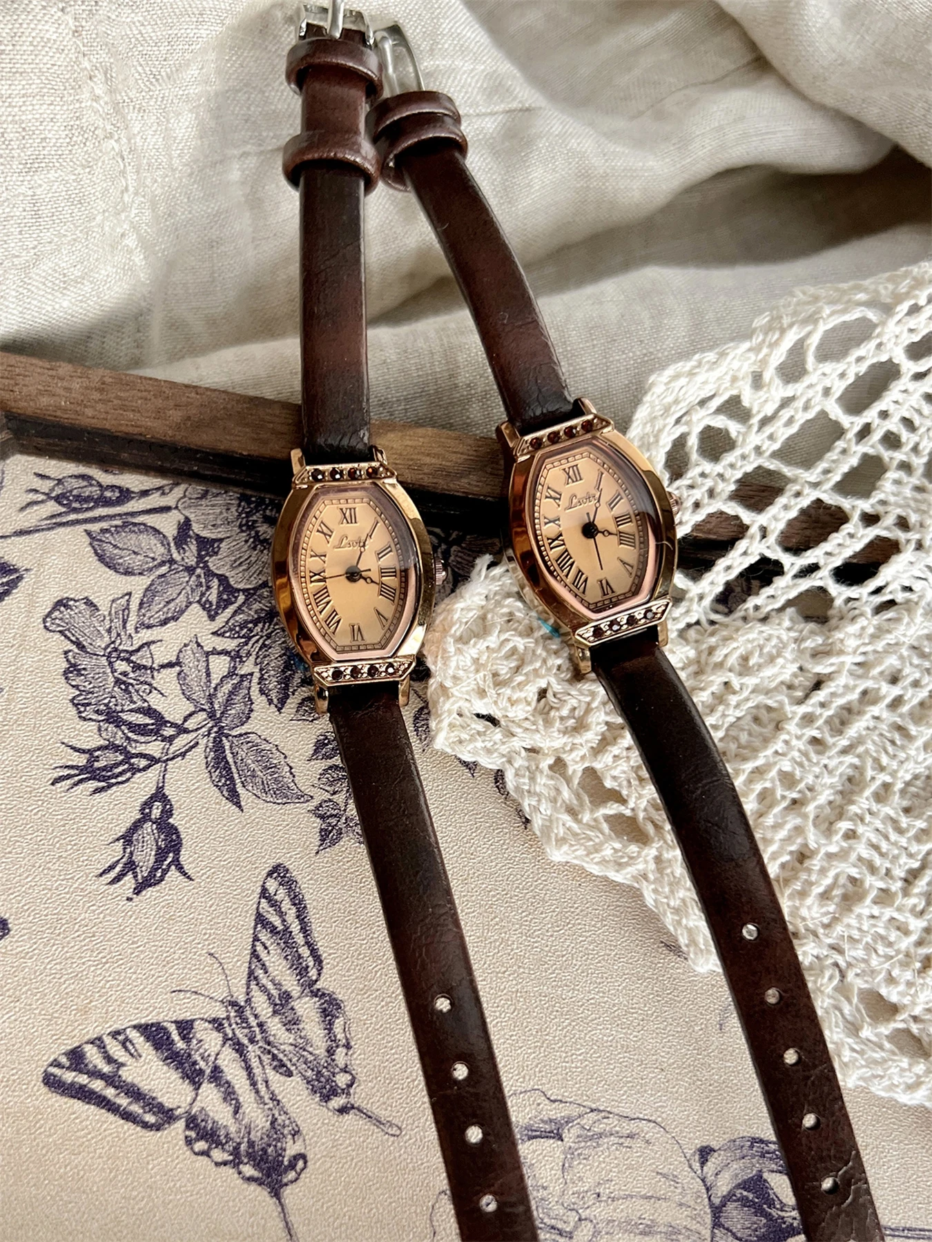 1pc Vintage Casual Elegant Women's Coffee Brown Leather Strap Watch, Fashionable Barrel Shaped Watch Dial With Rhinestone Decor