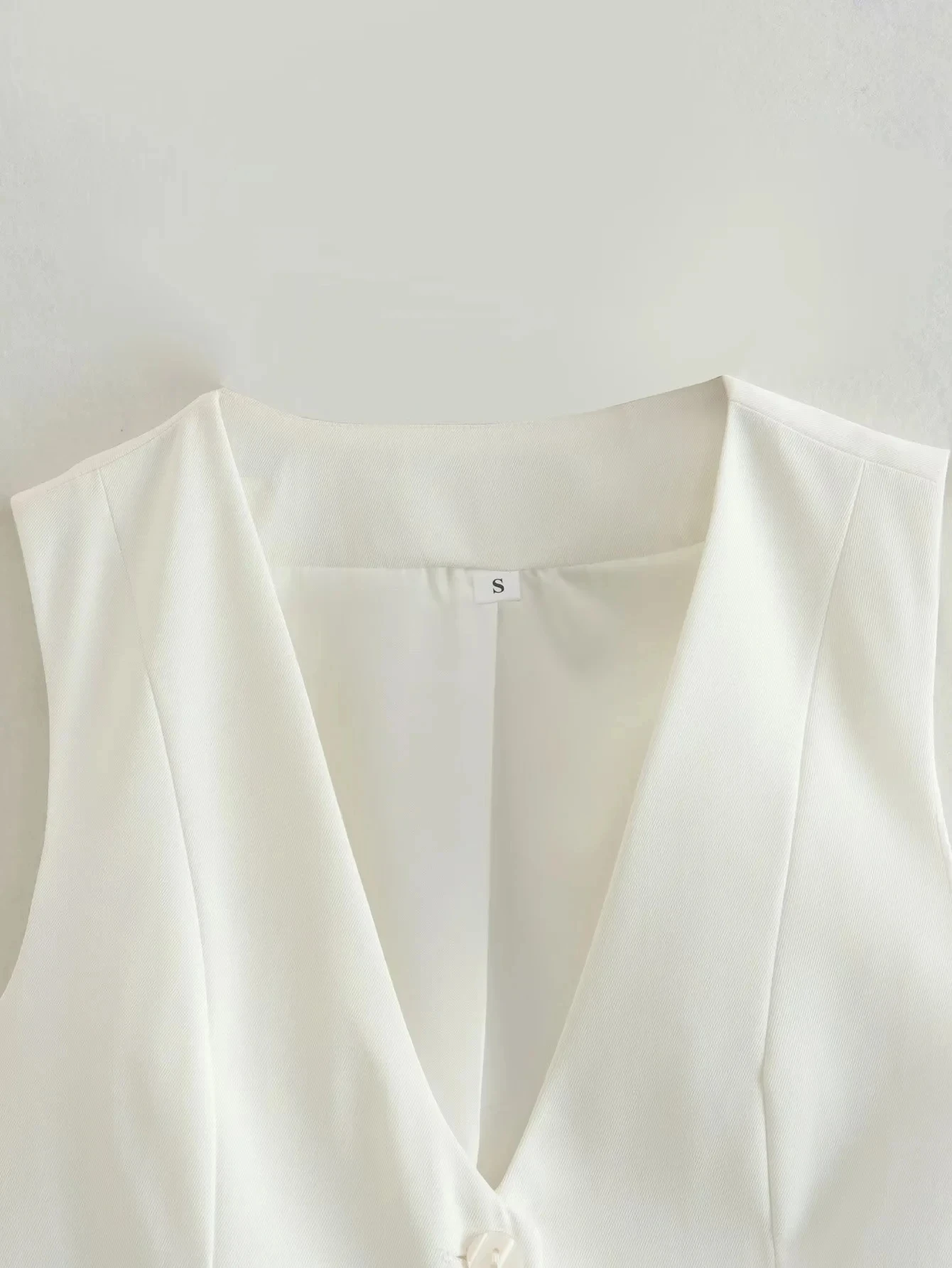 HH Fashion Women Vest Sleeveless Vests for Women Chic V-Neck Single-Breasted Ladies Elegant White Waistcoat Tops