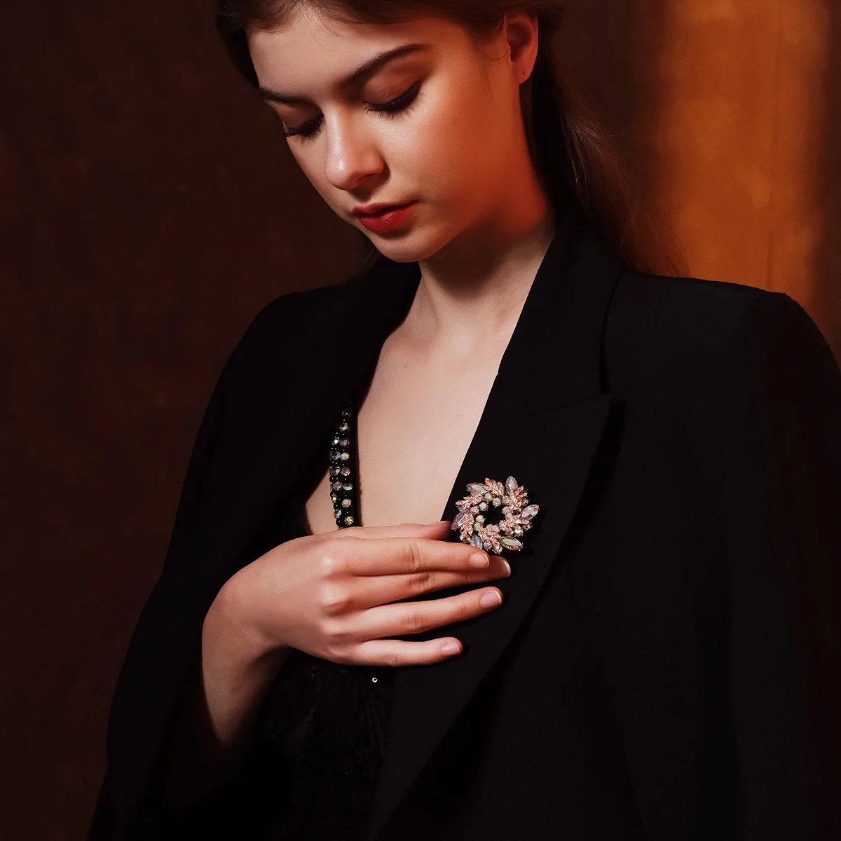 Pearl Brooch Pin Snowflake High-end Silk Scarf Buckle Luxury Exquisite Ladies Clothing Accessories Dress Skirt Jewelry