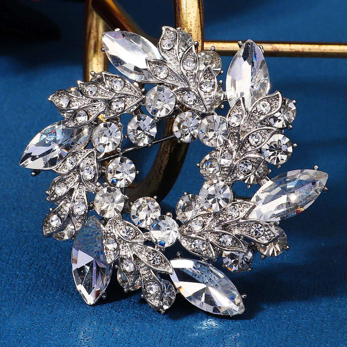 Pearl Brooch Pin Snowflake High-end Silk Scarf Buckle Luxury Exquisite Ladies Clothing Accessories Dress Skirt Jewelry