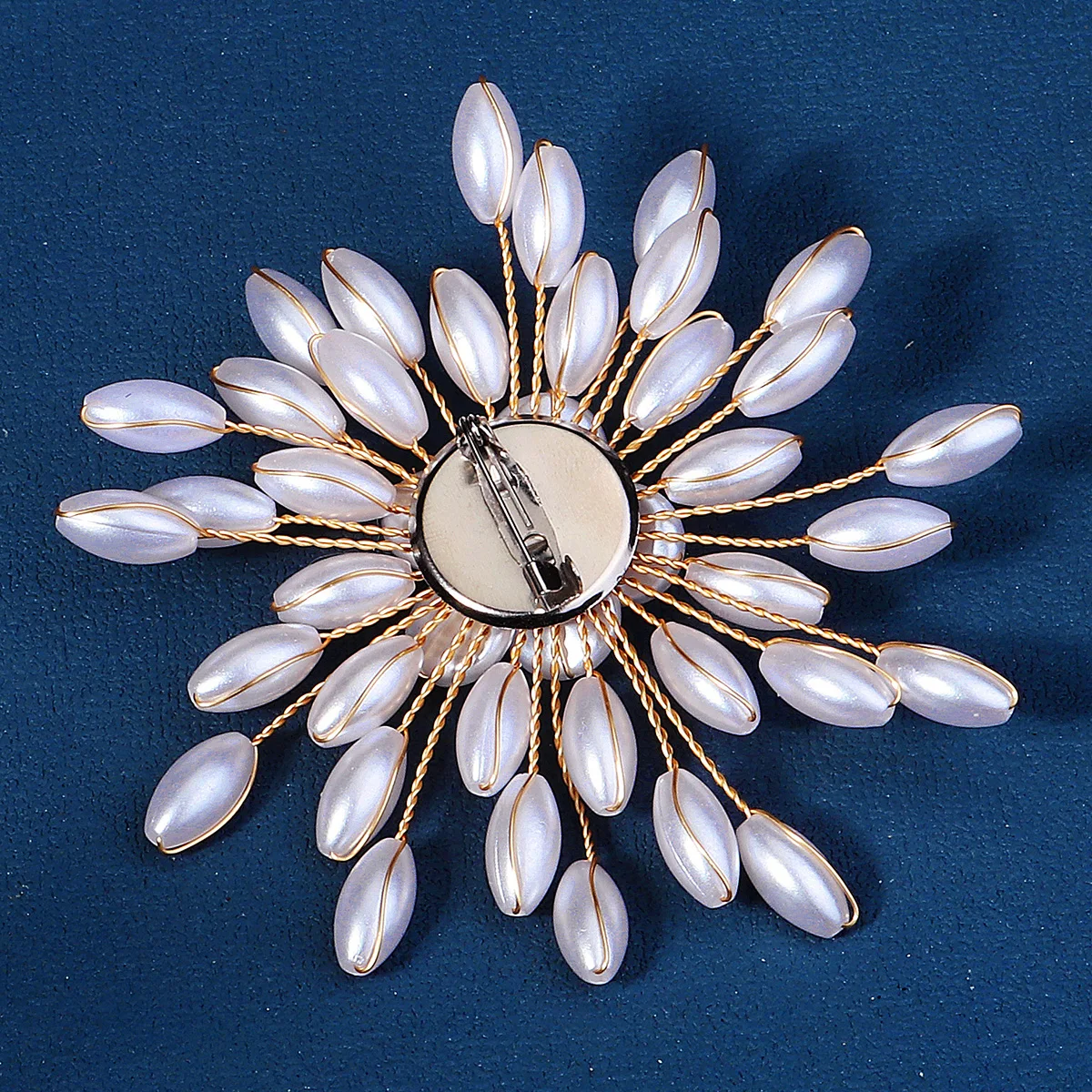 Pearl Brooch Pin Snowflake High-end Silk Scarf Buckle Luxury Exquisite Ladies Clothing Accessories Dress Skirt Jewelry