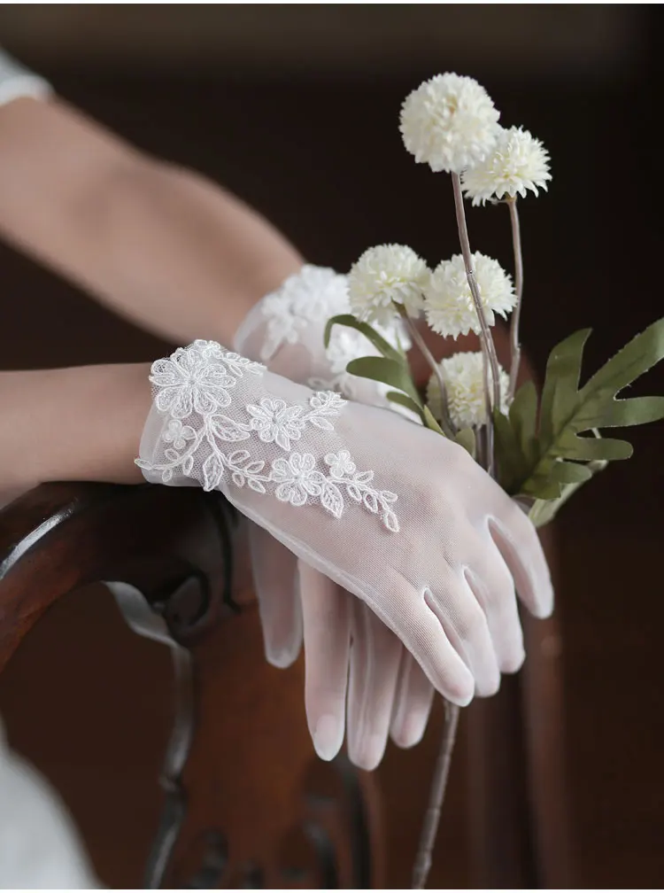 WG060 Wedding Bridal White Gloves Handmade Soft Tulle Lace Appliqued Short Brides Gloves Women Pageant Prom Perform Handschuh