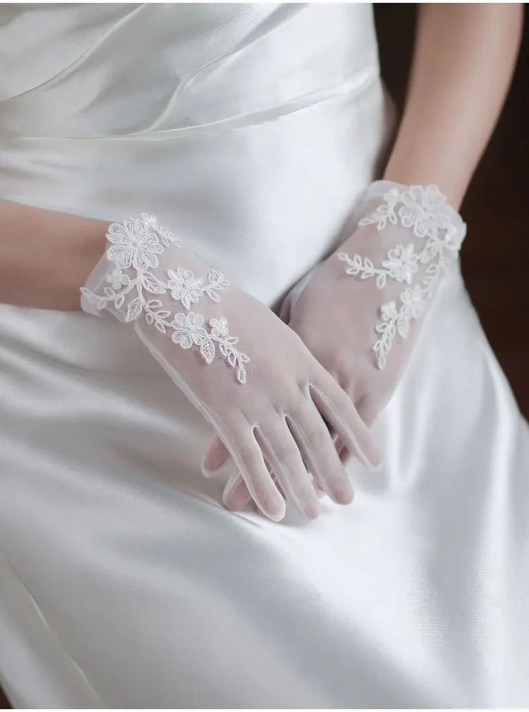 WG060 Wedding Bridal White Gloves Handmade Soft Tulle Lace Appliqued Short Brides Gloves Women Pageant Prom Perform Handschuh