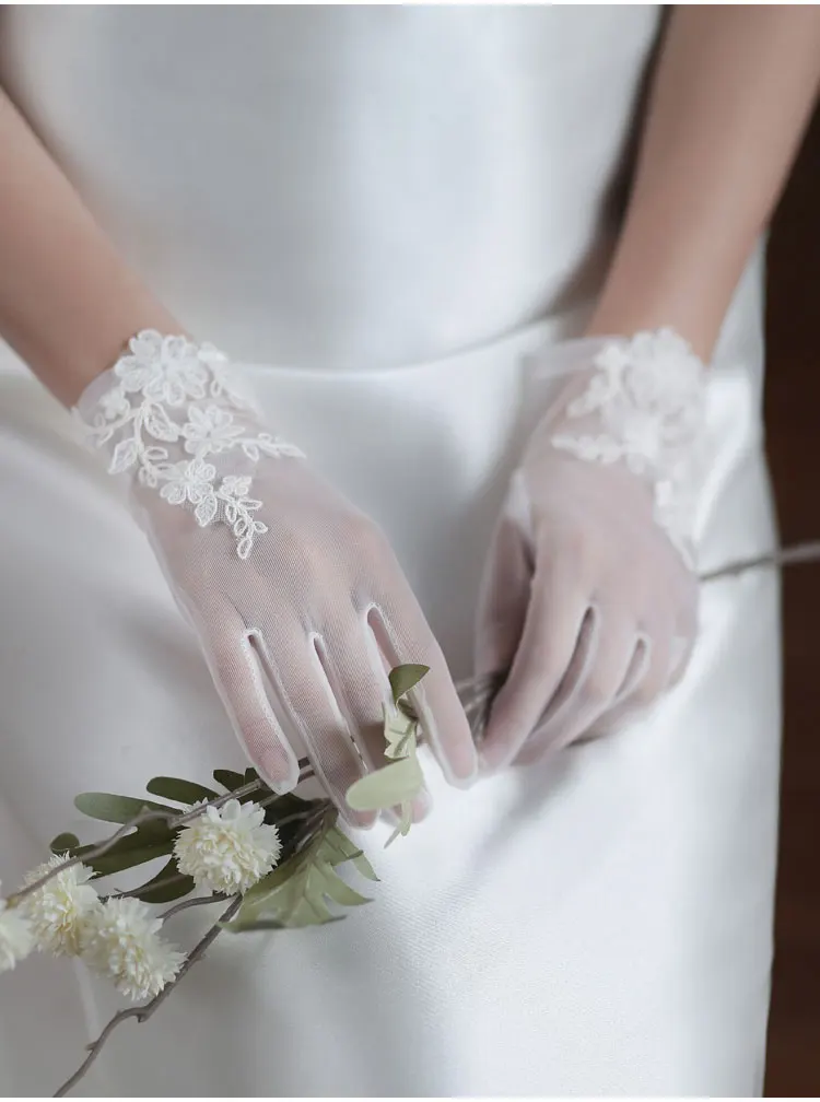 WG060 Wedding Bridal White Gloves Handmade Soft Tulle Lace Appliqued Short Brides Gloves Women Pageant Prom Perform Handschuh