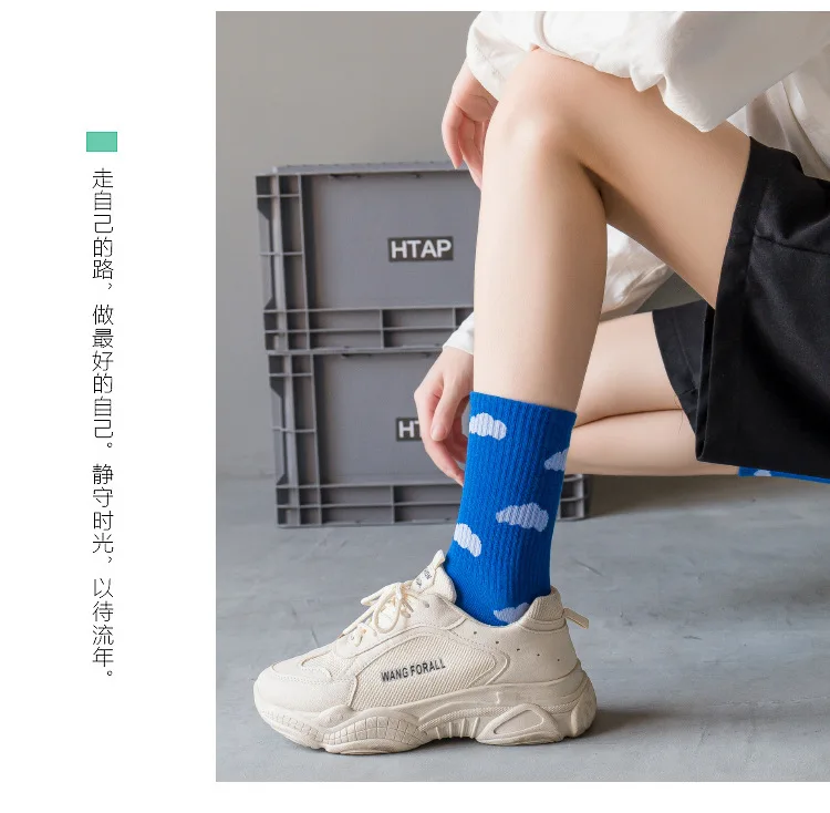 Socks Female Sky Blue Small Fresh White Cloud Student Sports Tide Socks Female Couple Hip-hop Skateboard Socks
