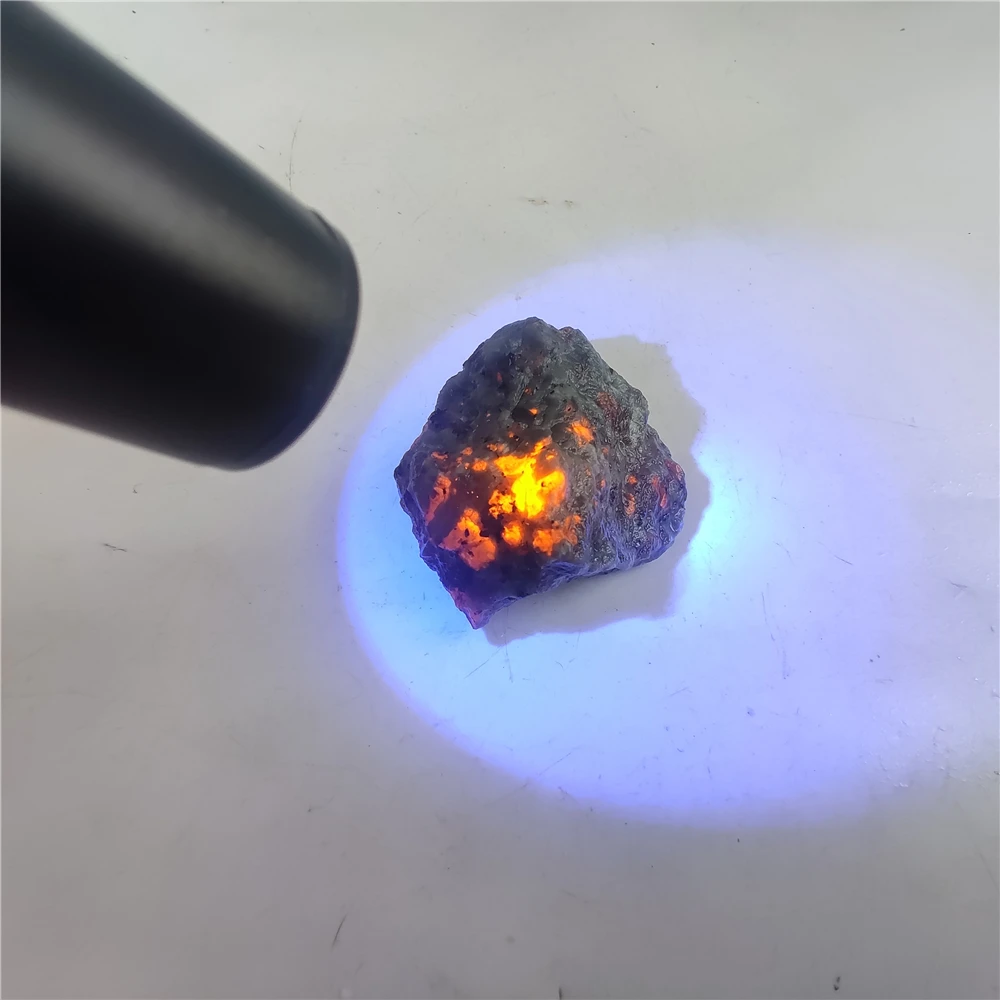 Natural Yooperlites Flame Stone Syenite Decor Stone Fluorescent Sodalite Mineral Rough Crystal Long-wave UV Collection Specimens