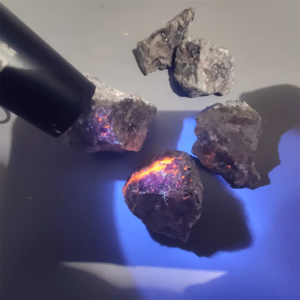 Natural Yooperlites Flame Stone Syenite Decor Stone Fluorescent Sodalite Mineral Rough Crystal Long-wave UV Collection Specimens