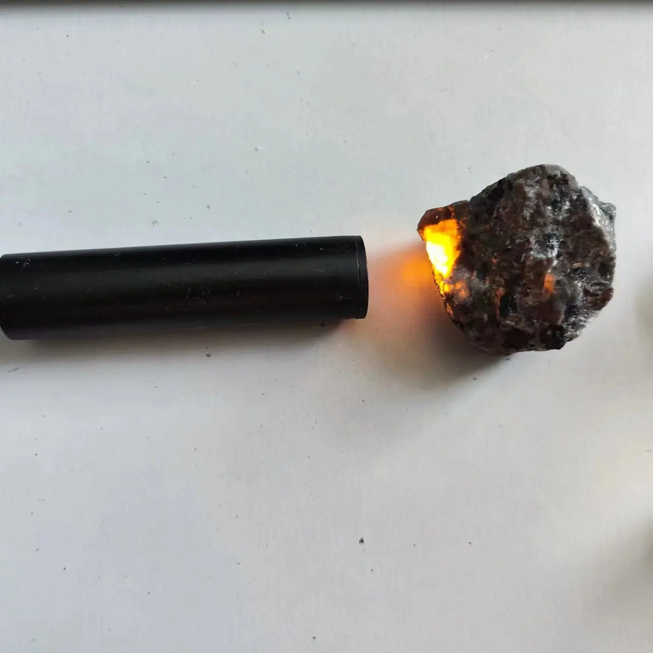Natural Yooperlites Flame Stone Syenite Decor Stone Fluorescent Sodalite Mineral Rough Crystal Long-wave UV Collection Specimens
