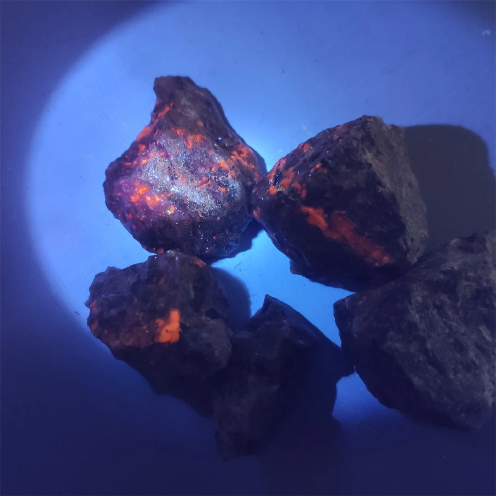 Natural Yooperlites Flame Stone Syenite Decor Stone Fluorescent Sodalite Mineral Rough Crystal Long-wave UV Collection Specimens
