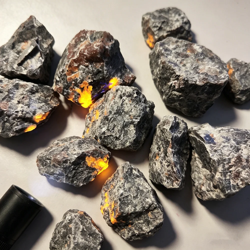 Natural Yooperlites Flame Stone Syenite Decor Stone Fluorescent Sodalite Mineral Rough Crystal Long-wave UV Collection Specimens