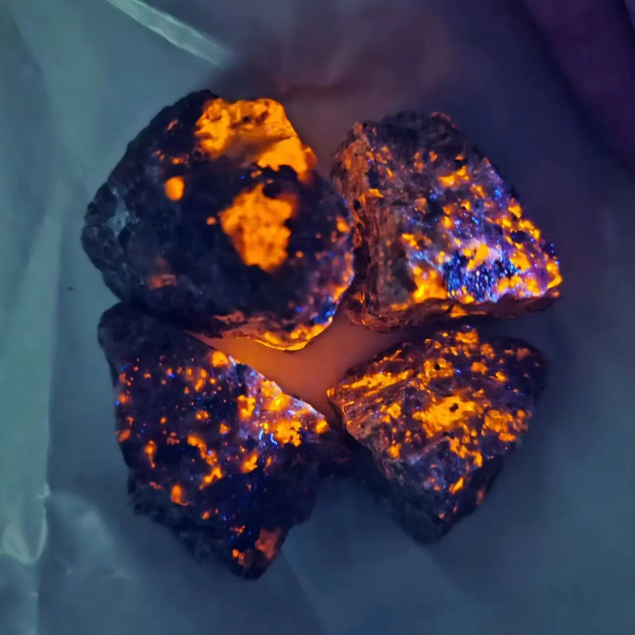 Natural Yooperlites Flame Stone Syenite Decor Stone Fluorescent Sodalite Mineral Rough Crystal Long-wave UV Collection Specimens