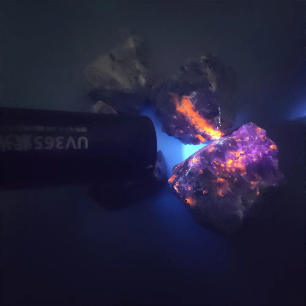 Natural Yooperlites Flame Stone Syenite Decor Stone Fluorescent Sodalite Mineral Rough Crystal Long-wave UV Collection Specimens