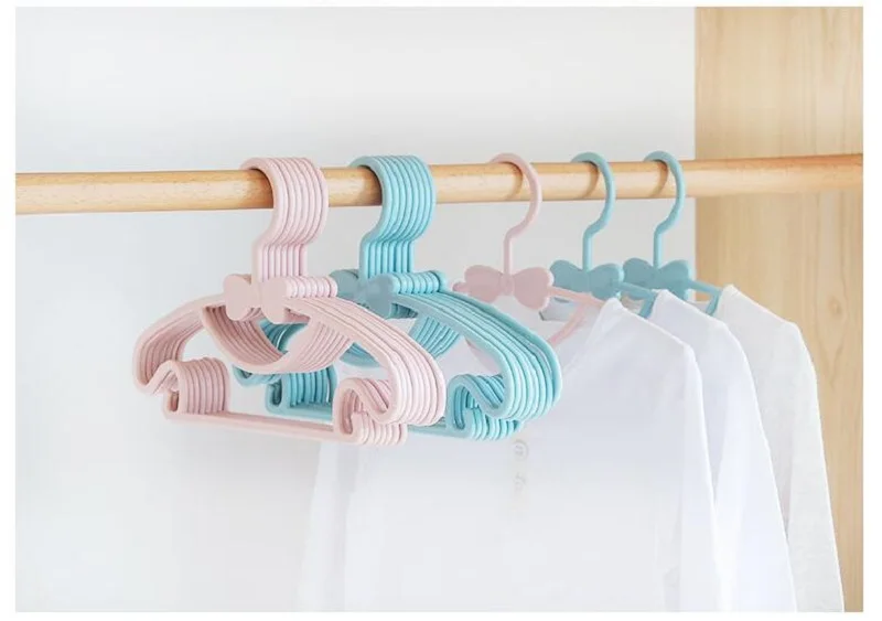 5/10/20pcs Baby Clothes Racks Portable Plastic Towel Display Scarfs Hangers Windproof Children Coats Hanger Clothing Organizer