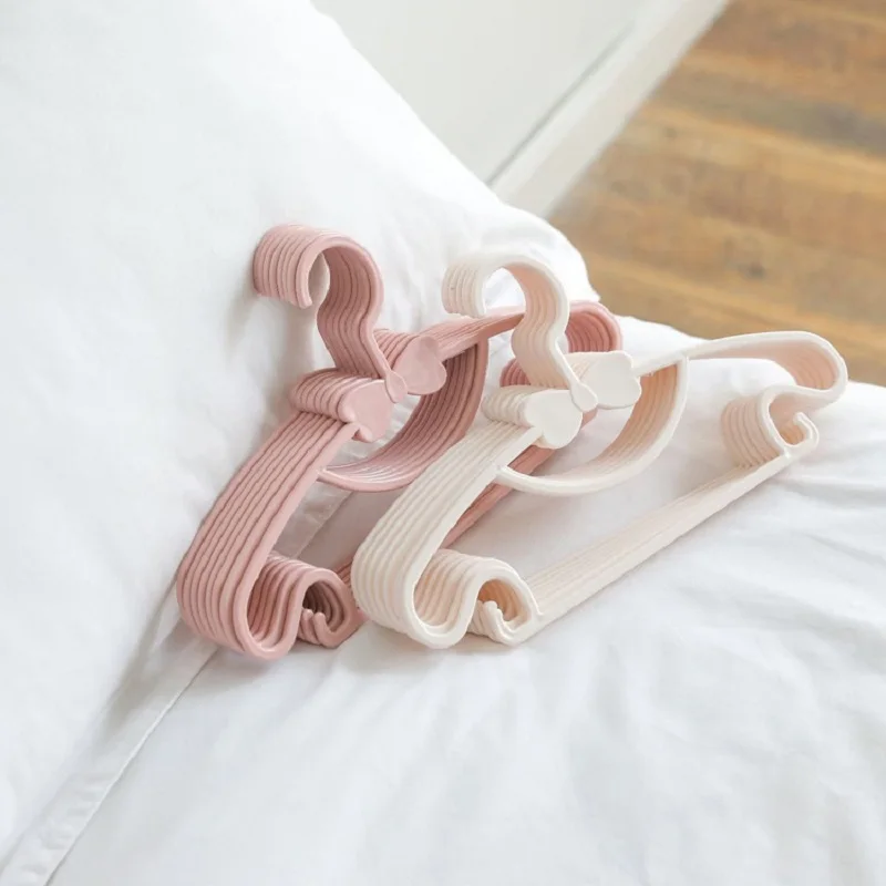 5/10/20pcs Baby Clothes Racks Portable Plastic Towel Display Scarfs Hangers Windproof Children Coats Hanger Clothing Organizer