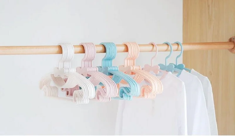 5/10/20pcs Baby Clothes Racks Portable Plastic Towel Display Scarfs Hangers Windproof Children Coats Hanger Clothing Organizer