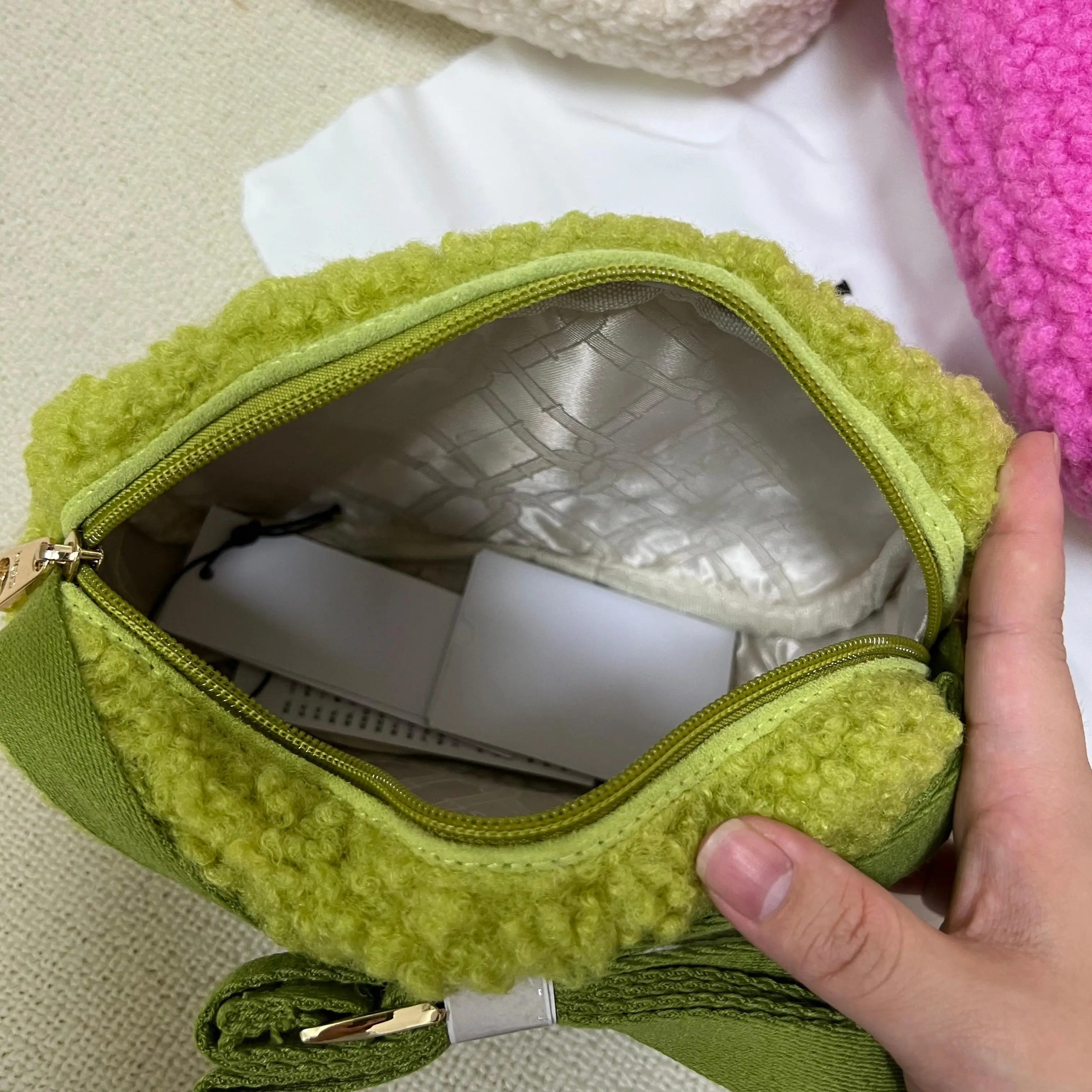 2026 fashionable new ladies handbags, trendy plain-colored handbags, simple and novel