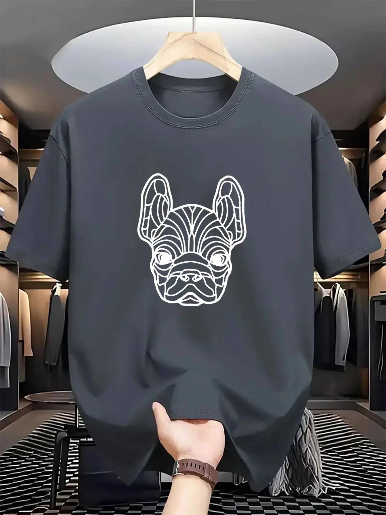 Ein kurzärmeliges Herren-T-Shirt mit Rundhalsausschnitt, ausgestattet mit einer Mischung aus weichem Komfort, hochwertigen Eigen