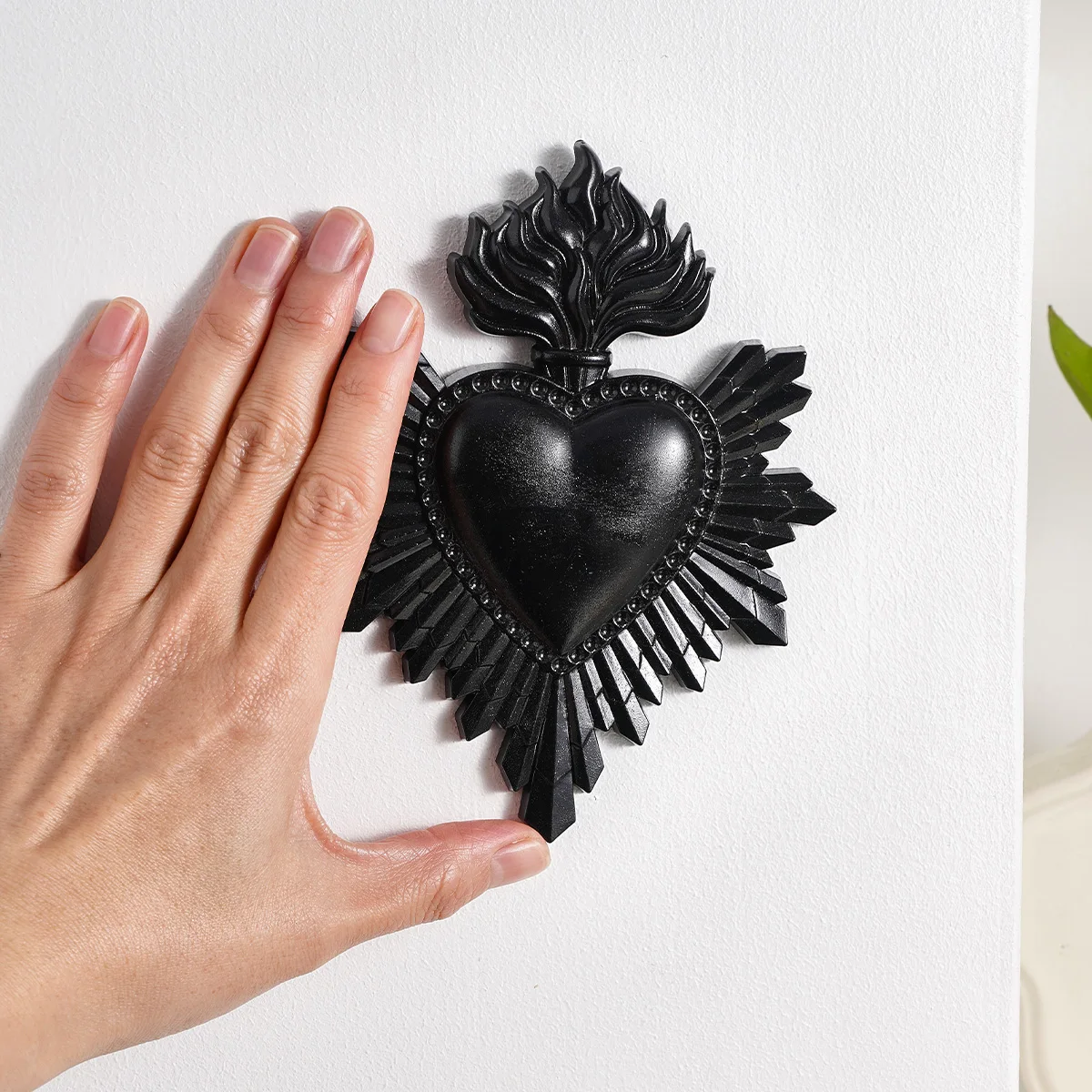 1PC, Made of Resin, Flame-Shaped Heart-Shaped Decorative Handcrafted Item for Hanging, Suitable for Home Wall Decoration