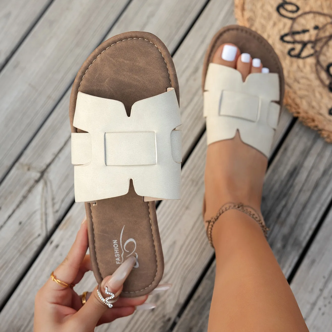 Women Slippers 2026 New Summer Lightweigh Shoes Women Flat Outdoor Beach Slippers Female Outdoor Sexy Sandals Slides Women