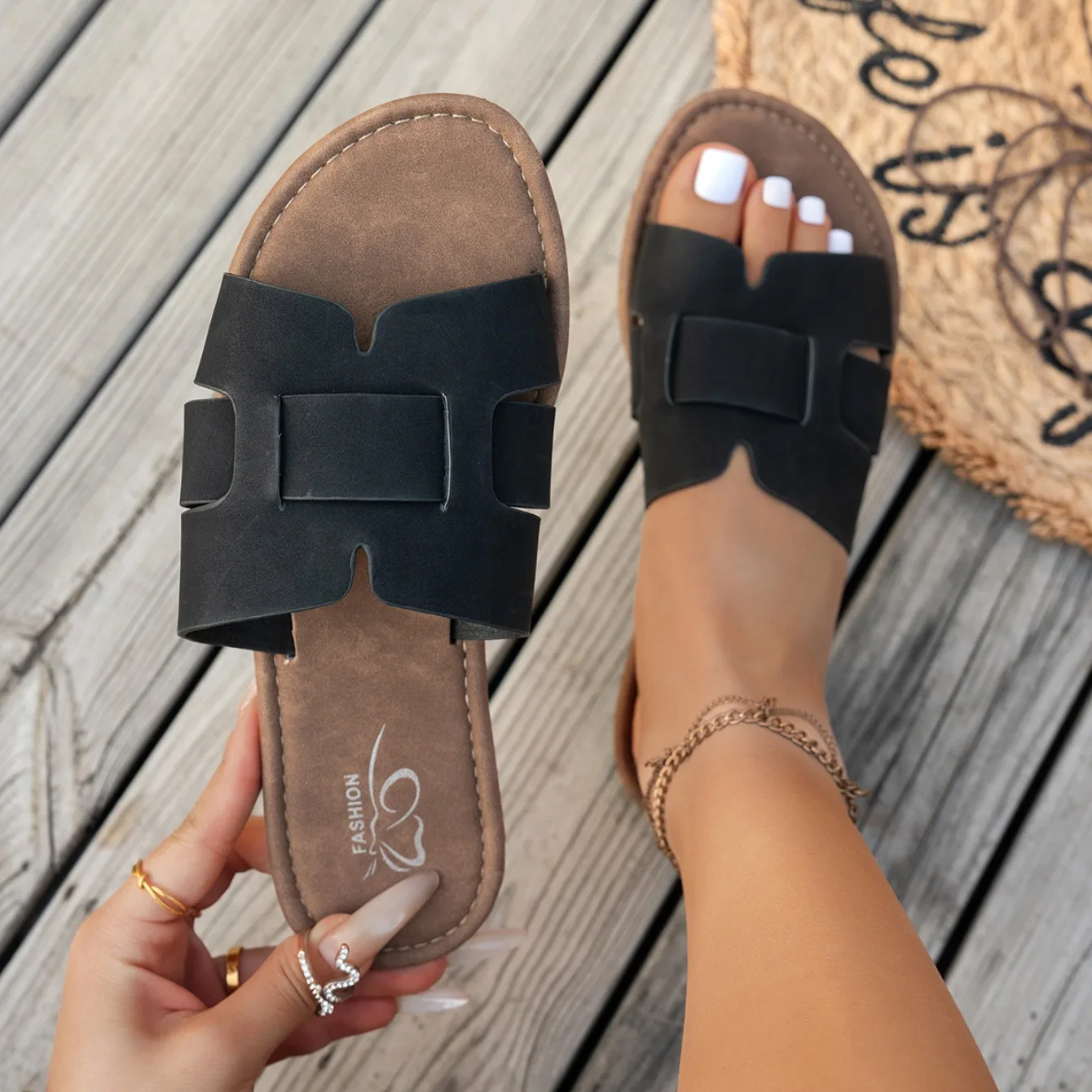 Women Slippers 2026 New Summer Lightweigh Shoes Women Flat Outdoor Beach Slippers Female Outdoor Sexy Sandals Slides Women