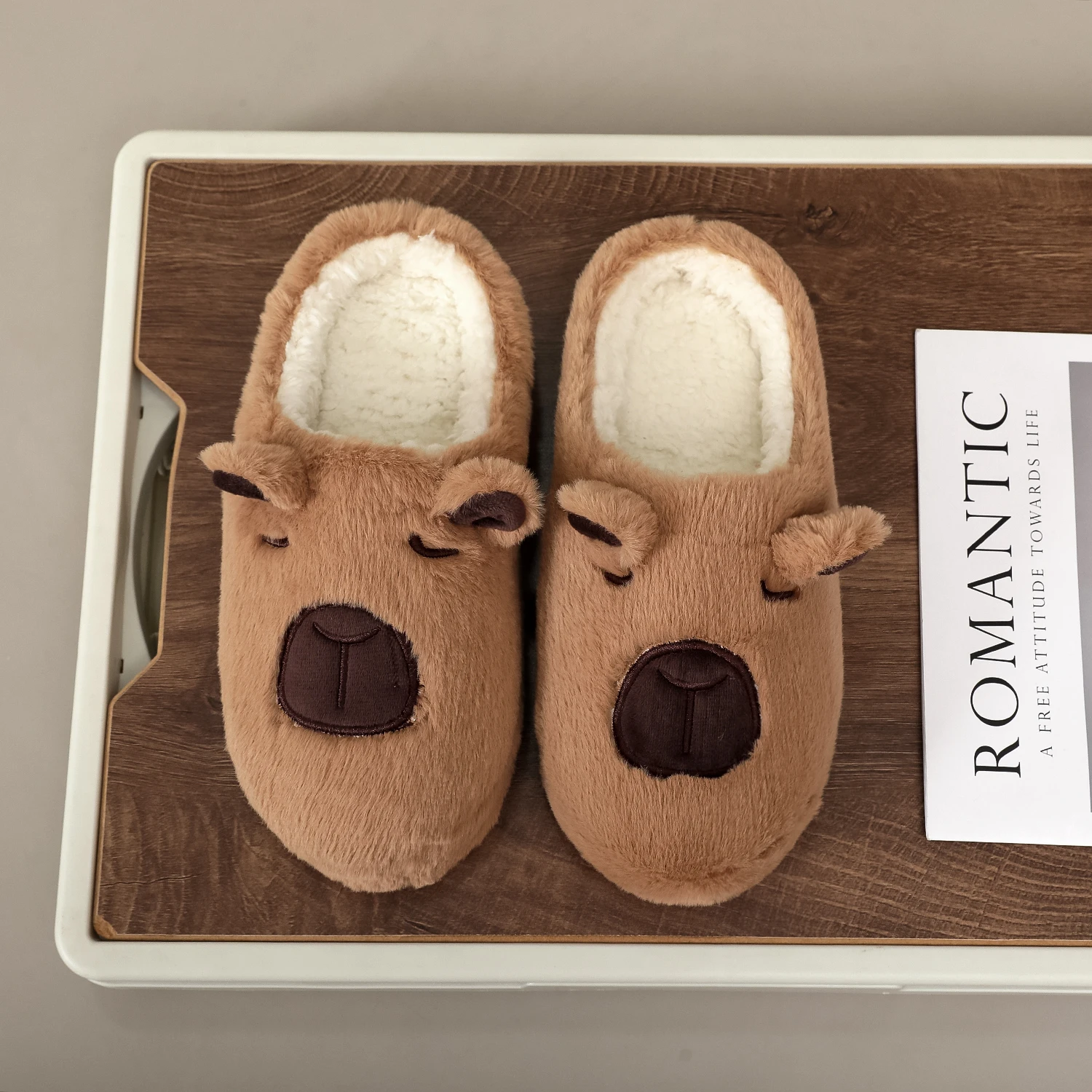 A Pair of Brown Plush Capybara Animal-Patterned Furry Home Slippers with Soft Soles, Comfortable and Warm, Non-Slip Indoor Slippers Suitable for Men and Women, Lightweight, Silent, and Comfortable Shoes, the Perfect Holiday Gift Choice