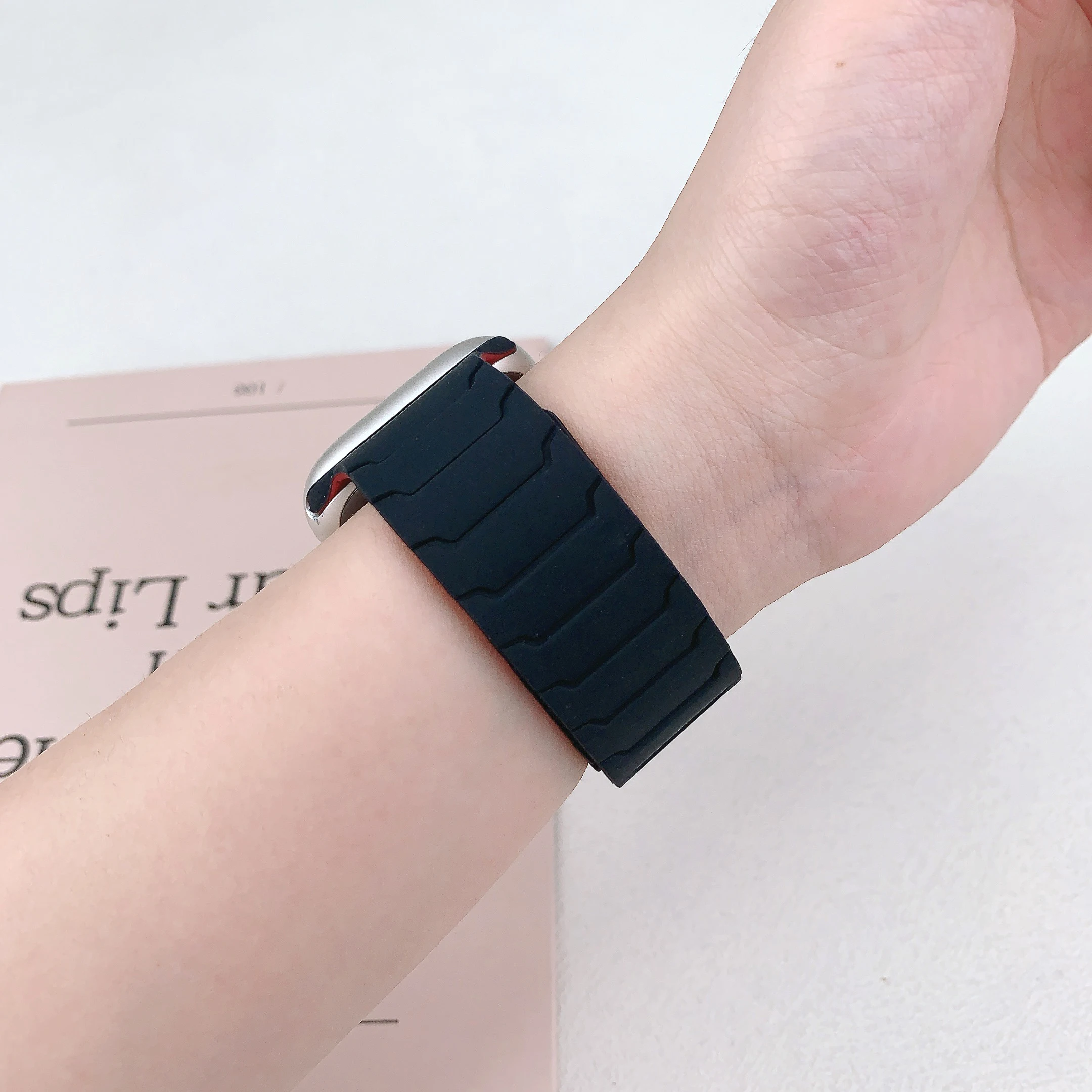 Magnetic Straps for Apple Watch Bands Ultra 2 3 49 44 40 41 46 42mm 45mm 38 Silicone Sports Bracelet iWatch Series 11 9 8 SE 10