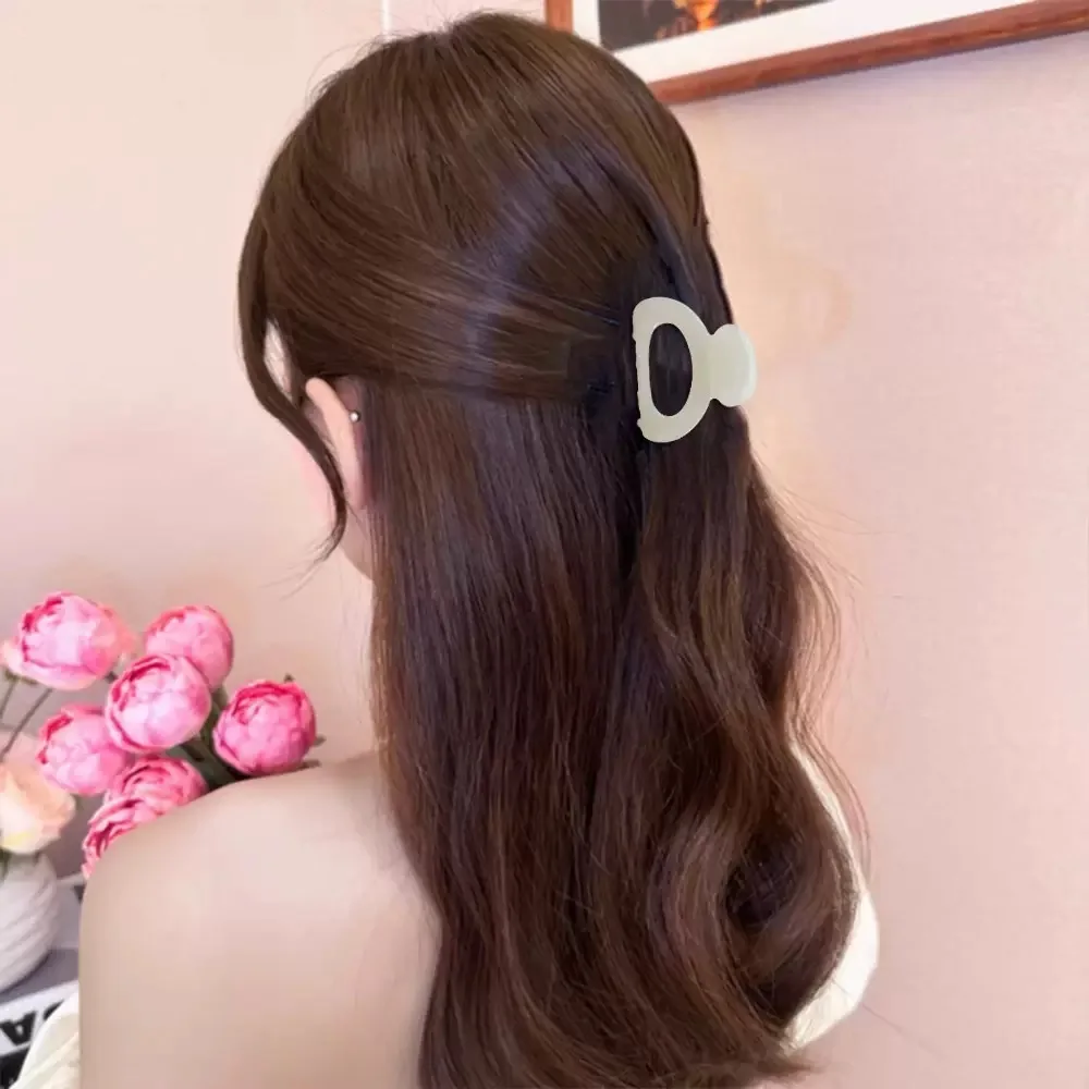 Elegant Sweet Small Oval Hair Claw Clip for Women Secure Grip Hair Accessories Ponytails Cute Hair Clips Sophisticated Style