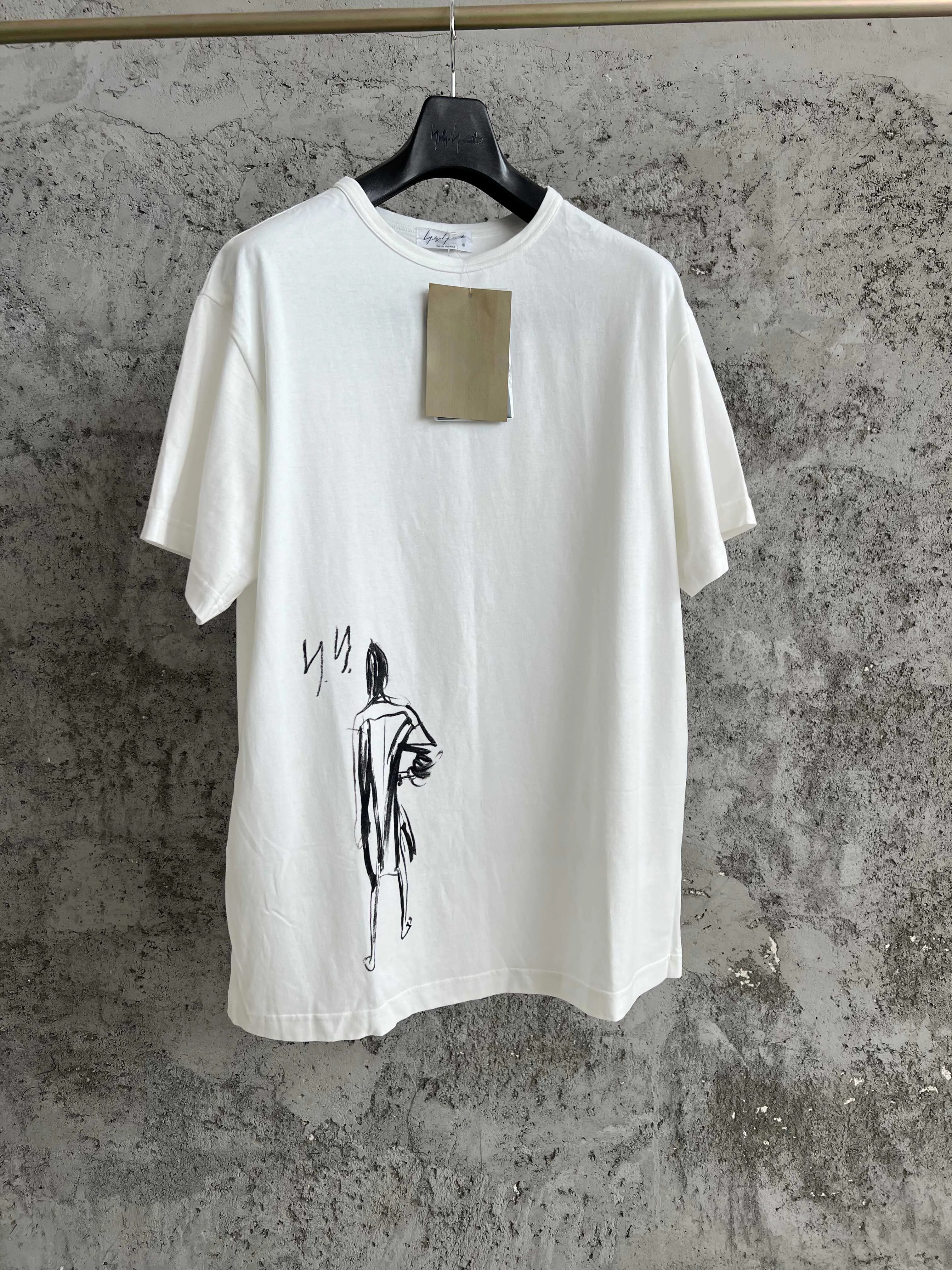 Japanese-style original sketch of a little girl's back view, round-neck printed short-sleeved loose T-shirt