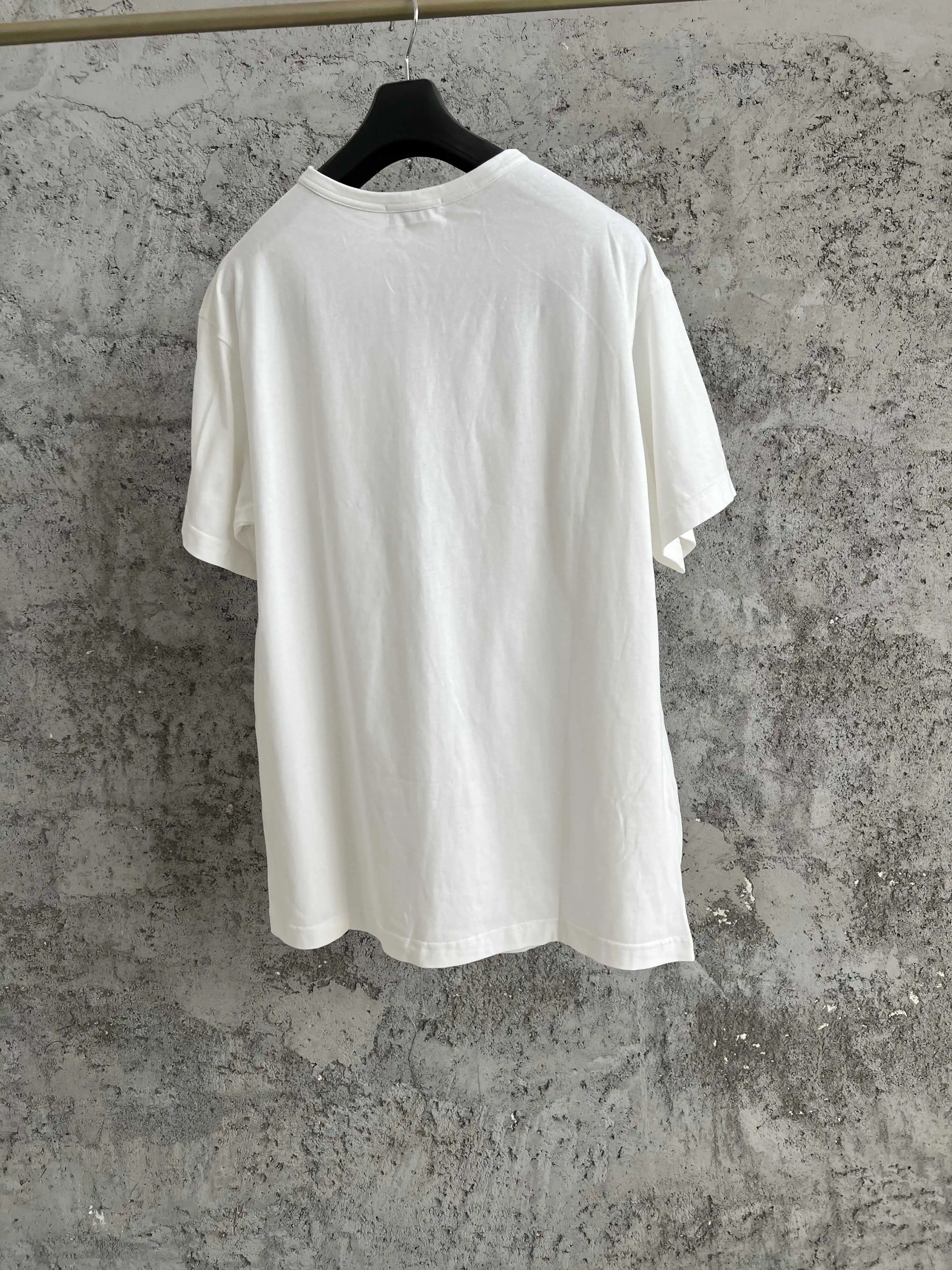 Japanese-style original sketch of a little girl's back view, round-neck printed short-sleeved loose T-shirt
