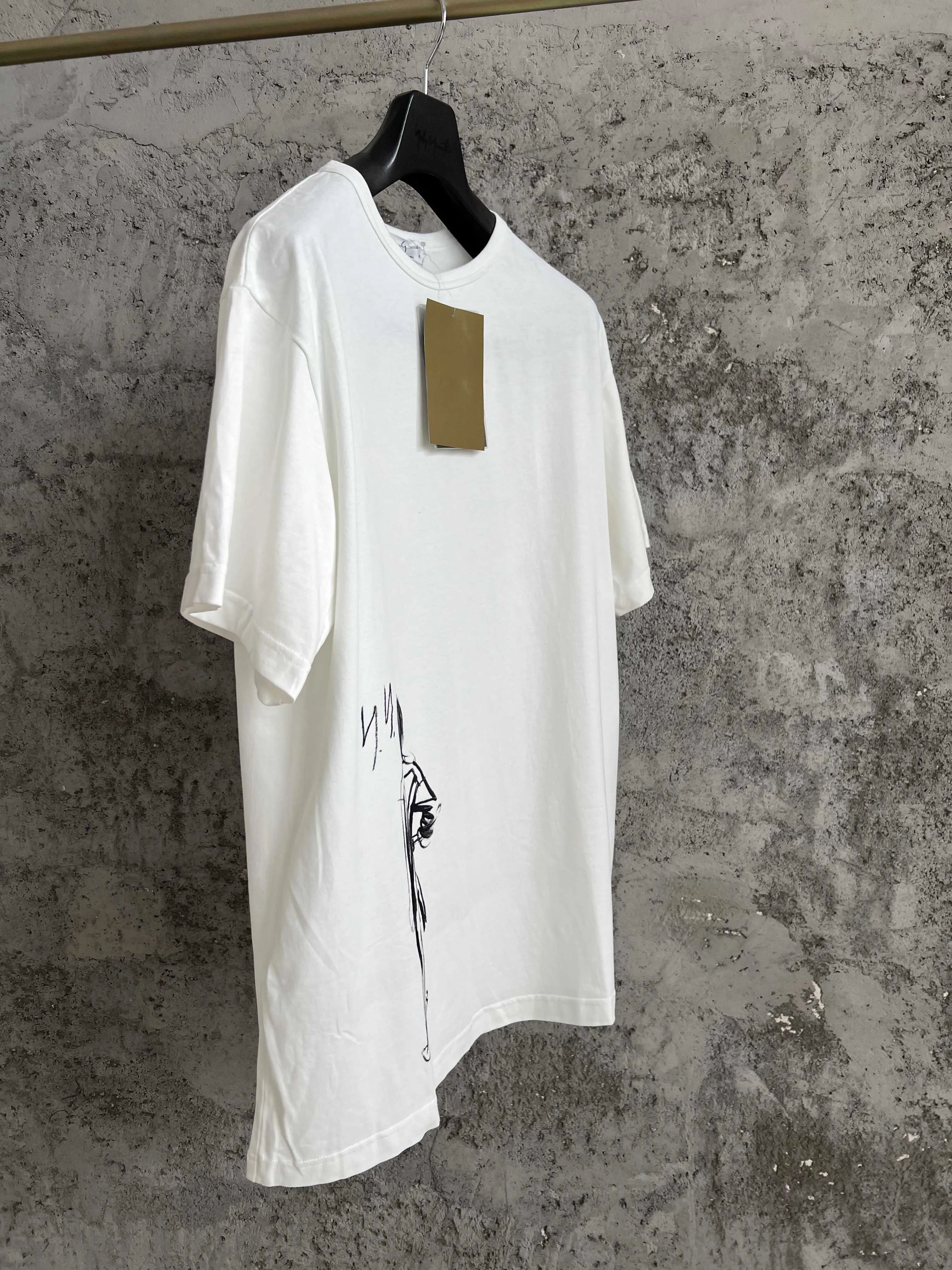 Japanese-style original sketch of a little girl's back view, round-neck printed short-sleeved loose T-shirt