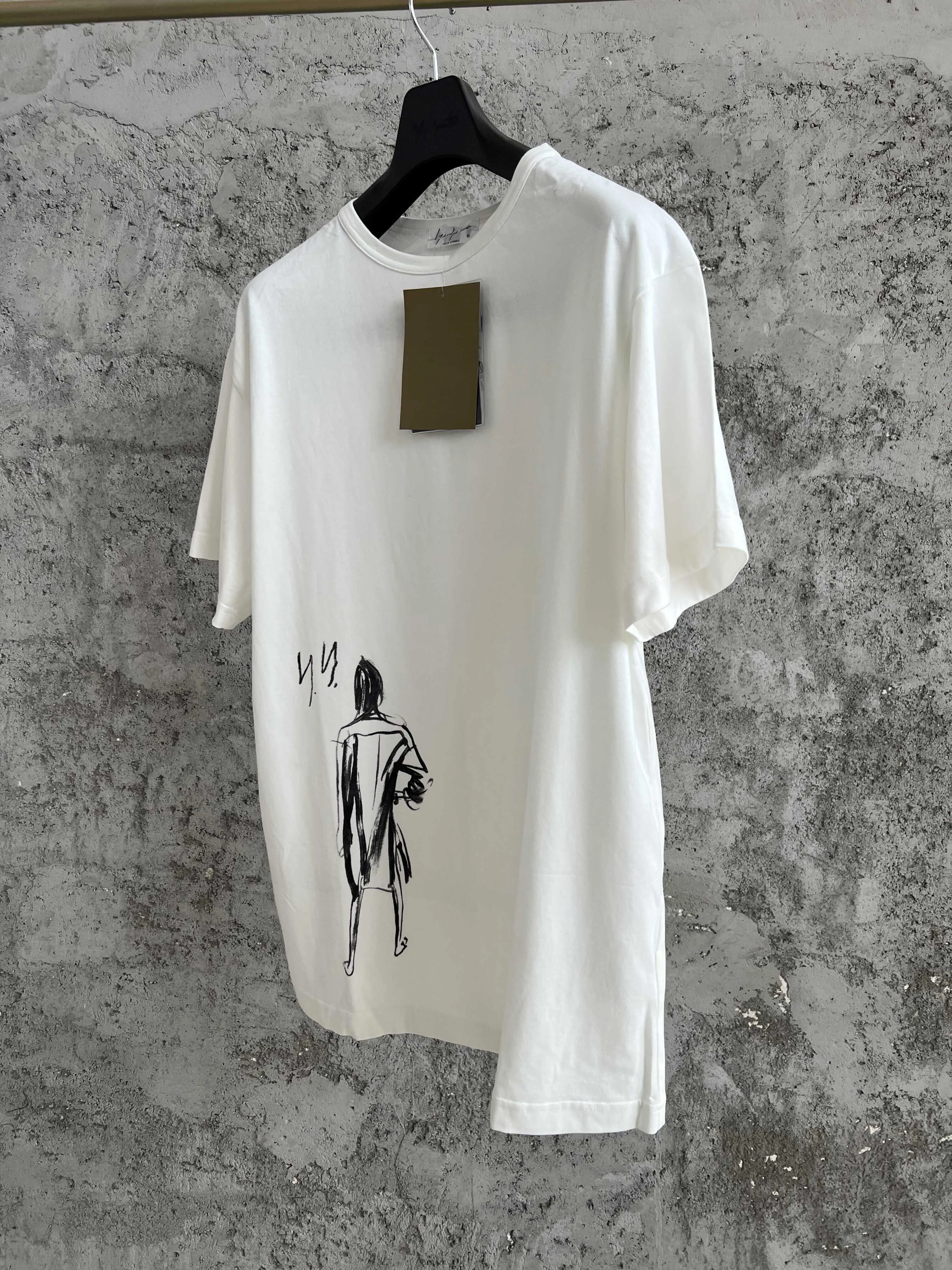 Japanese-style original sketch of a little girl's back view, round-neck printed short-sleeved loose T-shirt