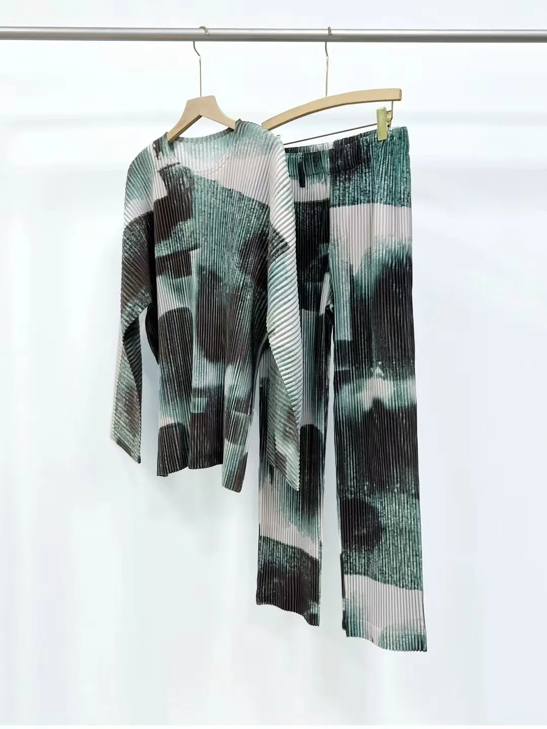 Miyake Pleated Men's Long-Sleeve T-Shirt 2026 New Top Casual Fashion Wear Vacation Attire Minimalist Loose Straight-Leg Pants