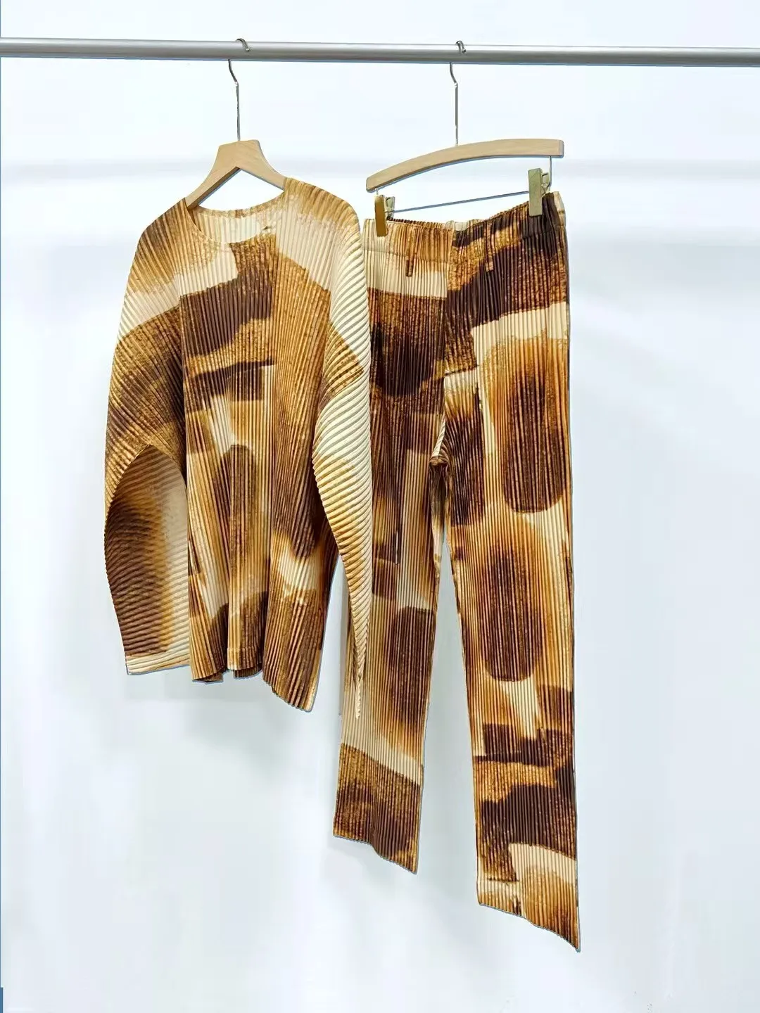 Miyake Pleated Men's Long-Sleeve T-Shirt 2026 New Top Casual Fashion Wear Vacation Attire Minimalist Loose Straight-Leg Pants