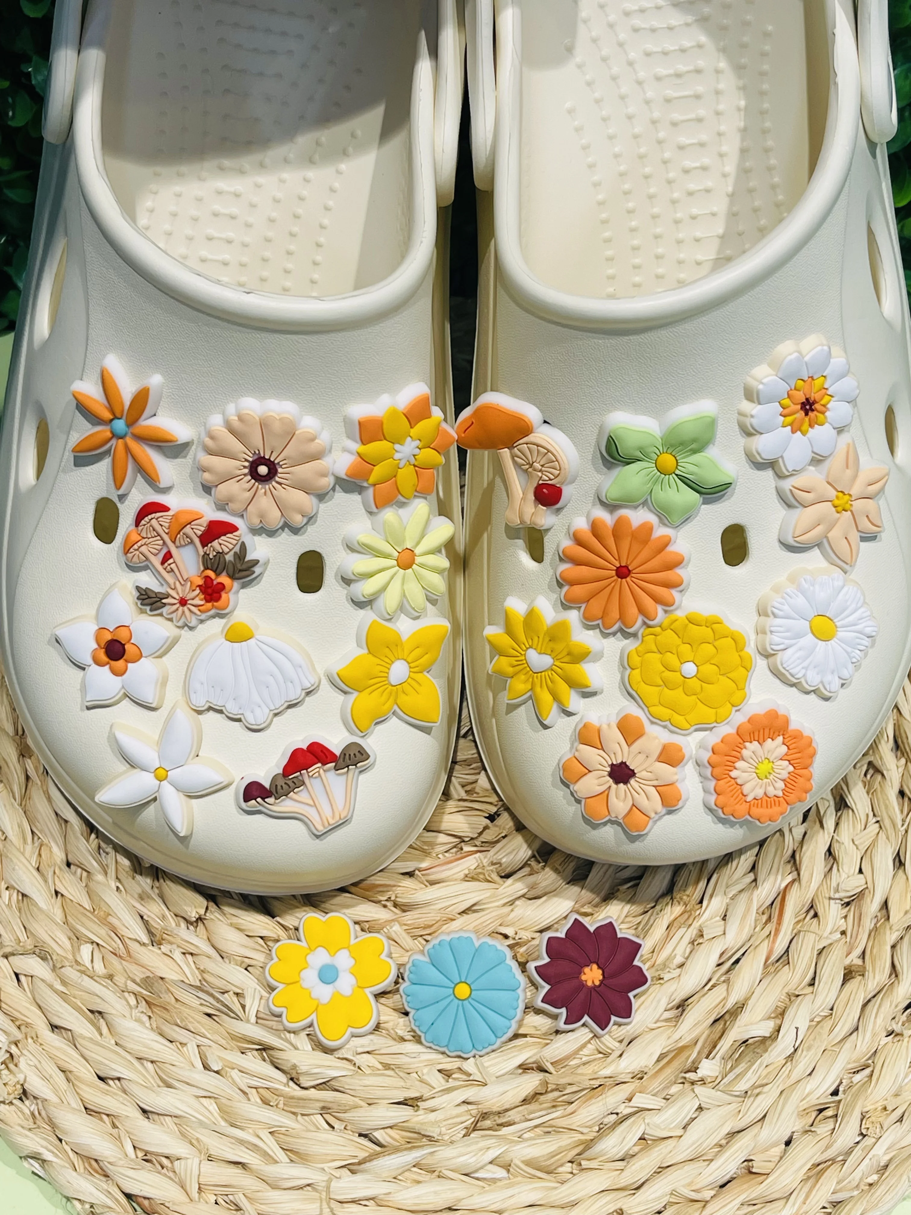 Good Quality 1pcs PVC Shoe Charms Flower White Daisy Mushroom Sandals Shoes Accessories Children Adorable Decorations Women Gift