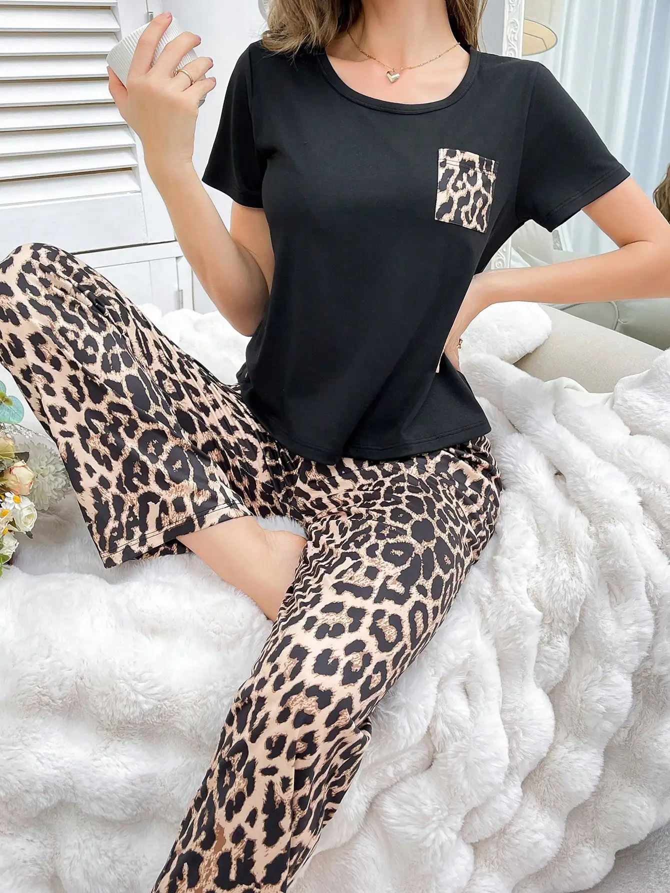 Women's Pajamas with Leopard Print, Comfortable Top with Pockets, Short Sleeves, Long Pants, Suitable for Wearing Outside, Loungewear Pajama Set