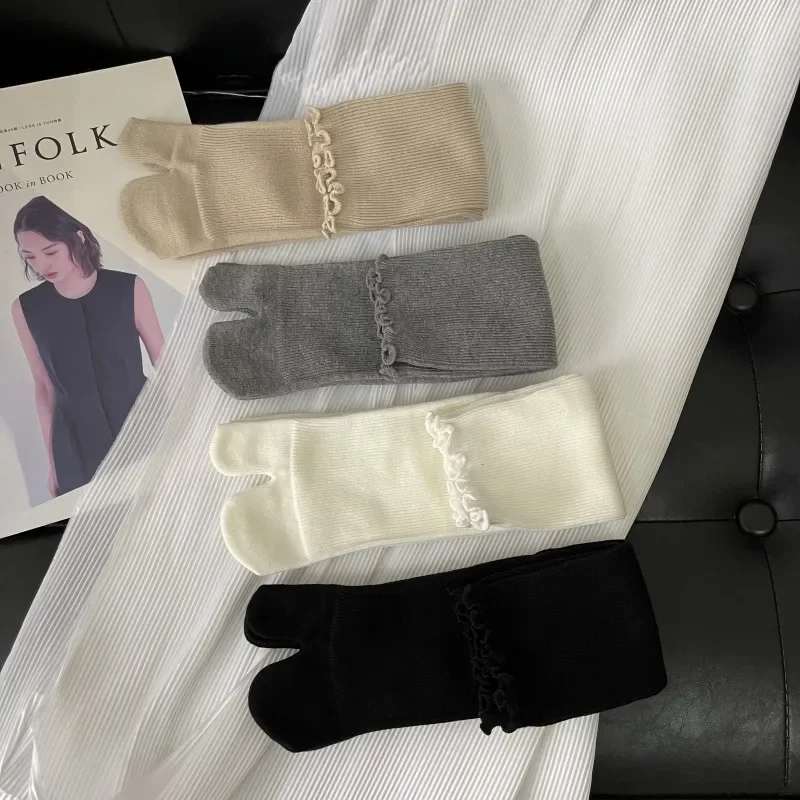 High Quality Combed Cotton Split Toe Woman Socks Solid Color Simple Comfortable Soft Two-Toed Japanese Harajuku Women's Tabi Sox