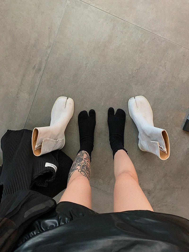 High Quality Combed Cotton Split Toe Woman Socks Solid Color Simple Comfortable Soft Two-Toed Japanese Harajuku Women's Tabi Sox