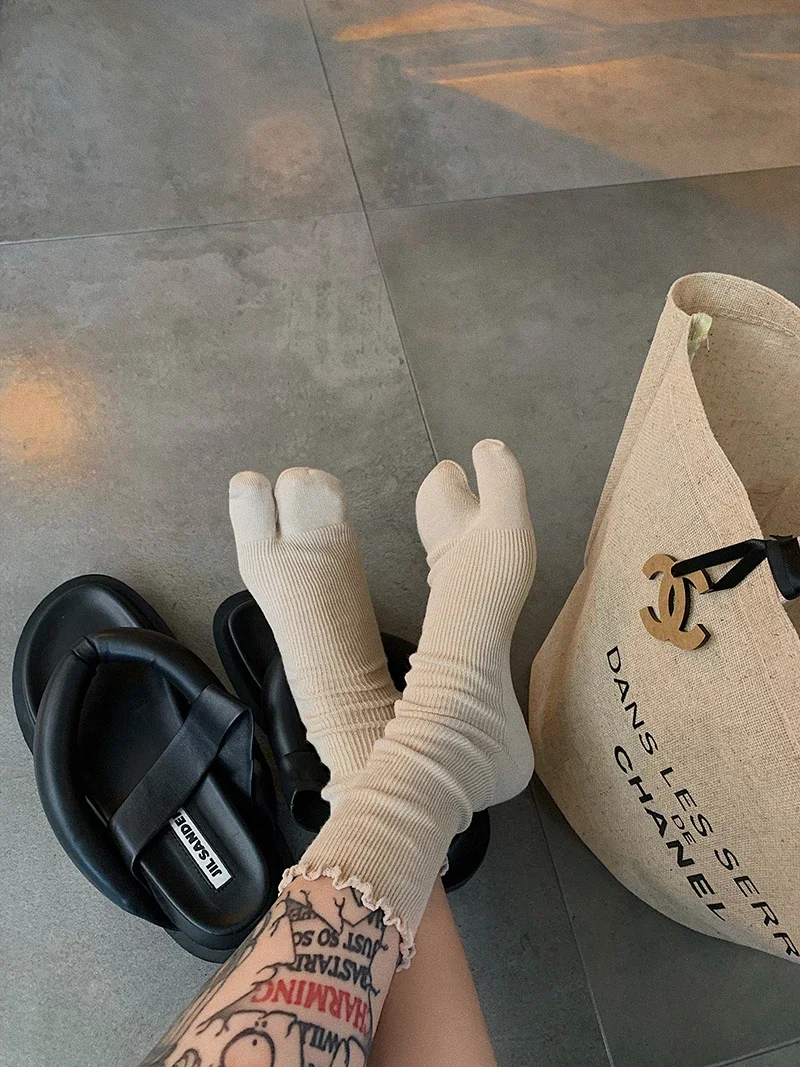 High Quality Combed Cotton Split Toe Woman Socks Solid Color Simple Comfortable Soft Two-Toed Japanese Harajuku Women's Tabi Sox