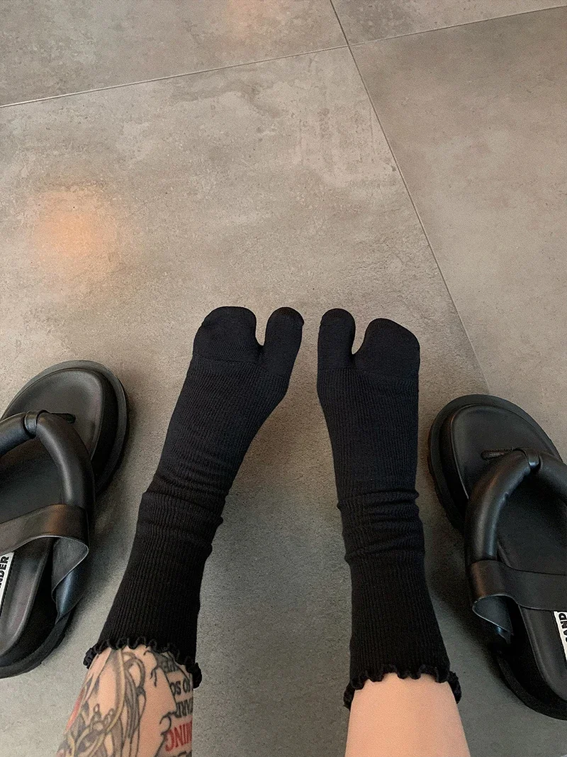 High Quality Combed Cotton Split Toe Woman Socks Solid Color Simple Comfortable Soft Two-Toed Japanese Harajuku Women's Tabi Sox
