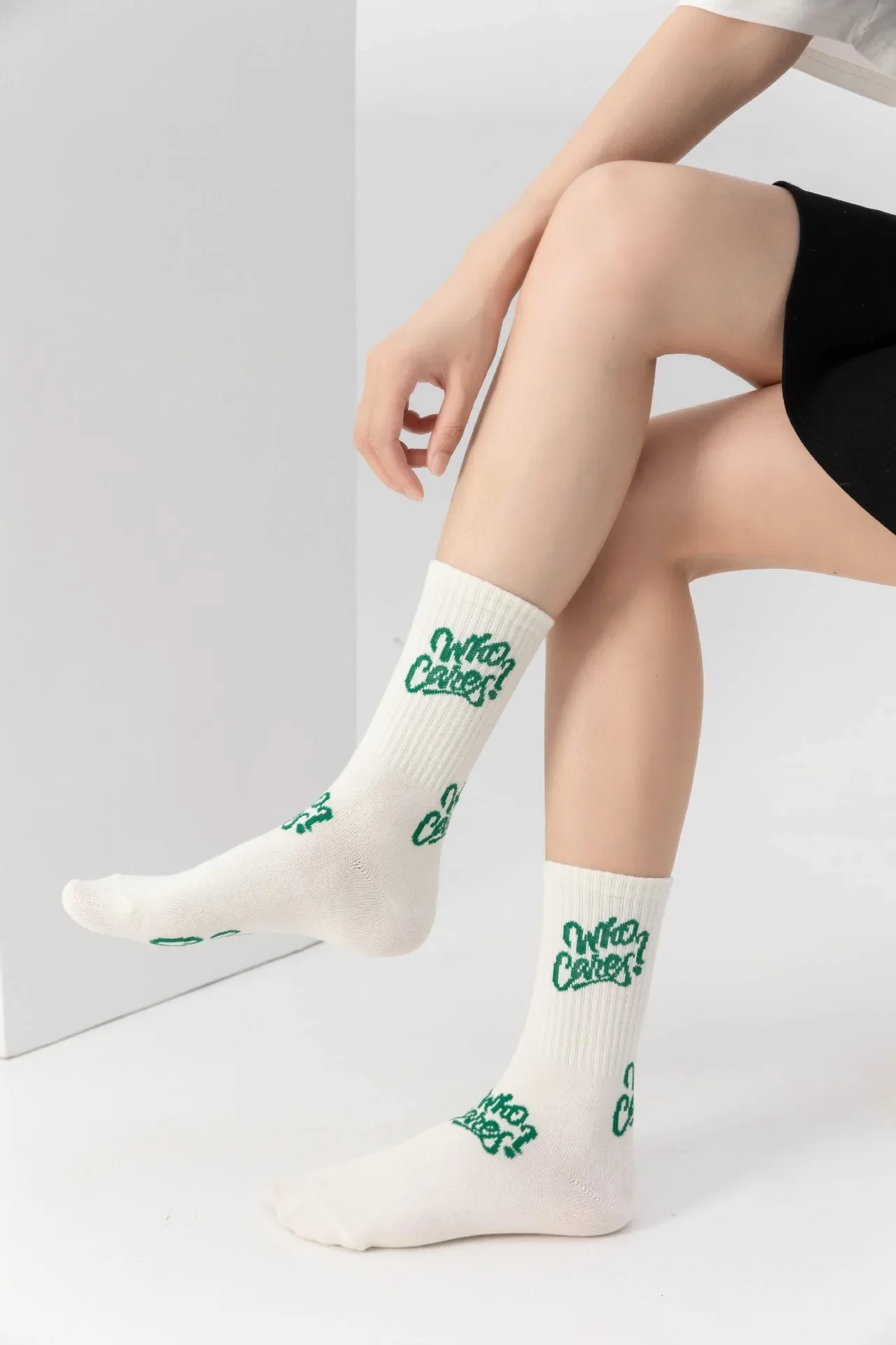Cotton Japanese Mid-Tube Socks for Women Men New Green Socks Ins Trendy Autumn Winter Sports Socks Letter Striped Harajuku Sock