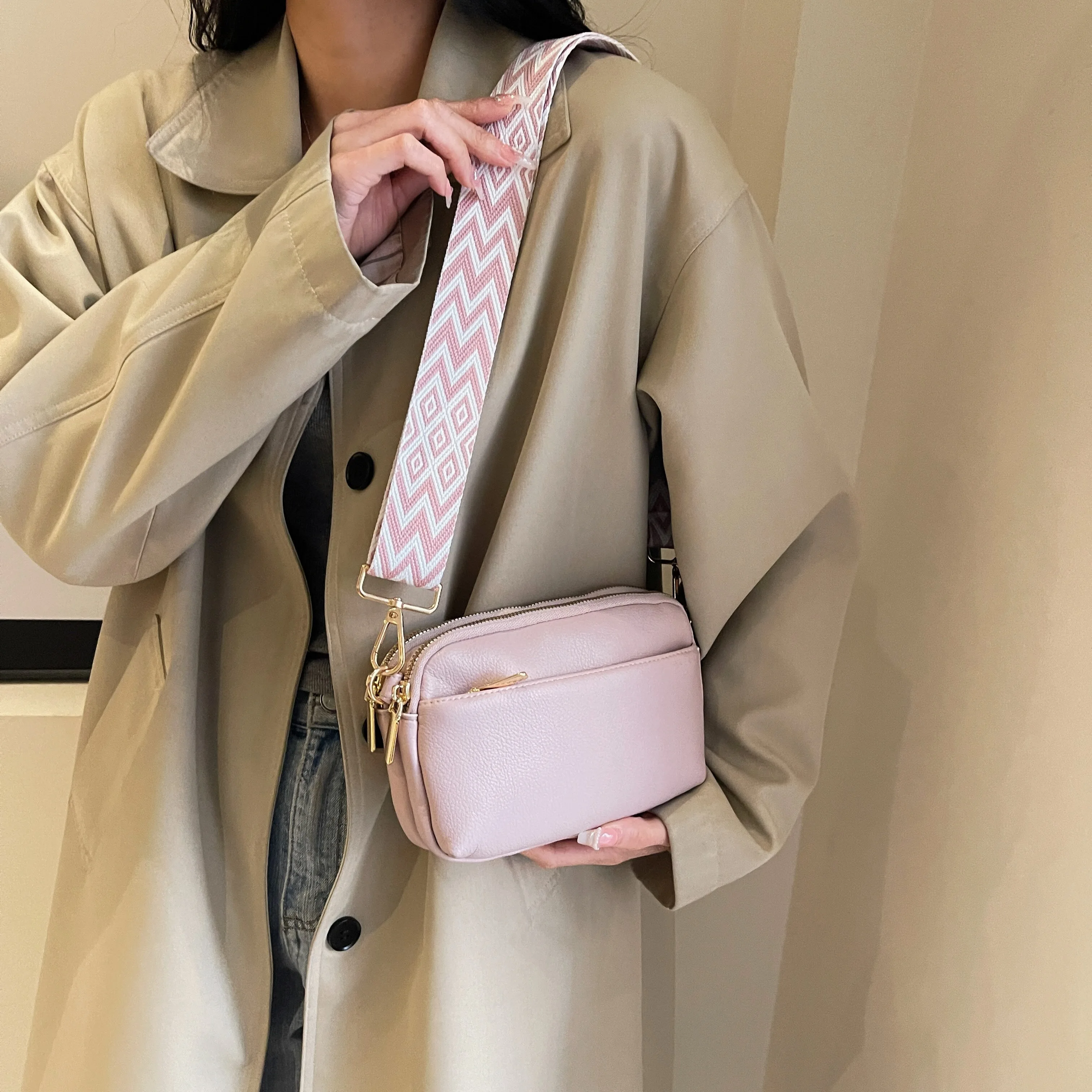 Chic Vegan Crossbody Bag - Minimalist & Fashion-Forward PU Shoulder Bag for Women - Compact, Spacious, Phone-Friendly