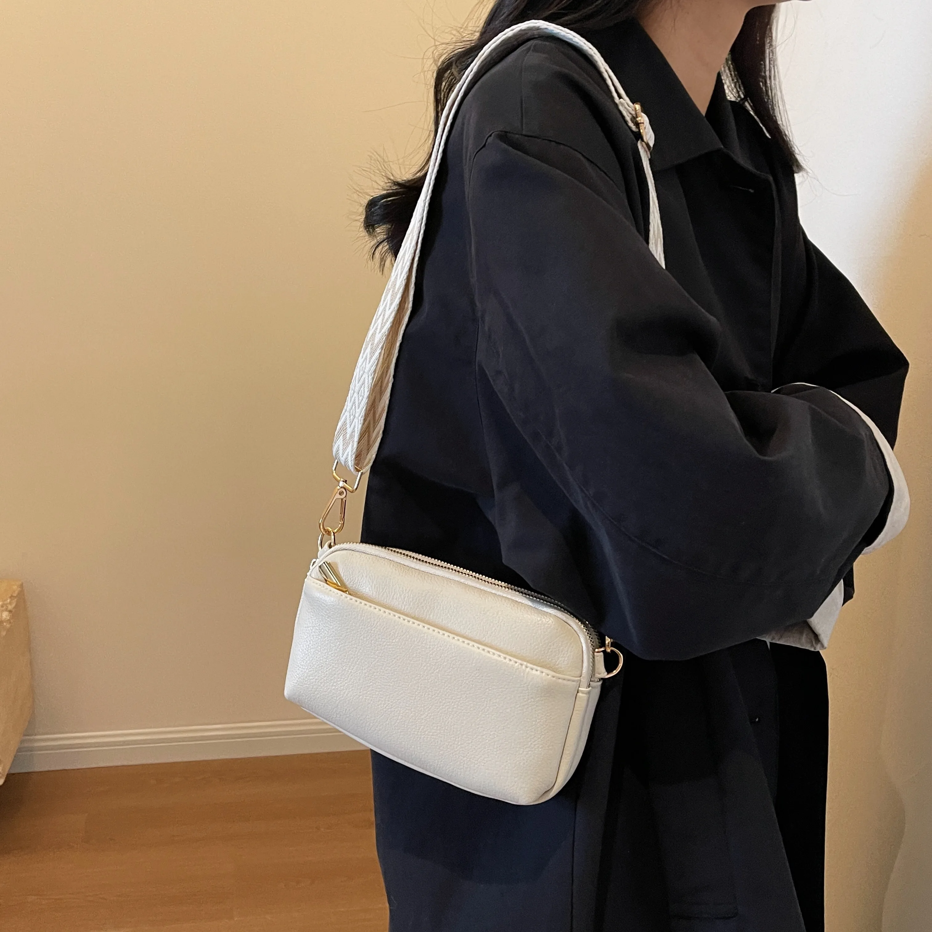 Chic Vegan Crossbody Bag - Minimalist & Fashion-Forward PU Shoulder Bag for Women - Compact, Spacious, Phone-Friendly