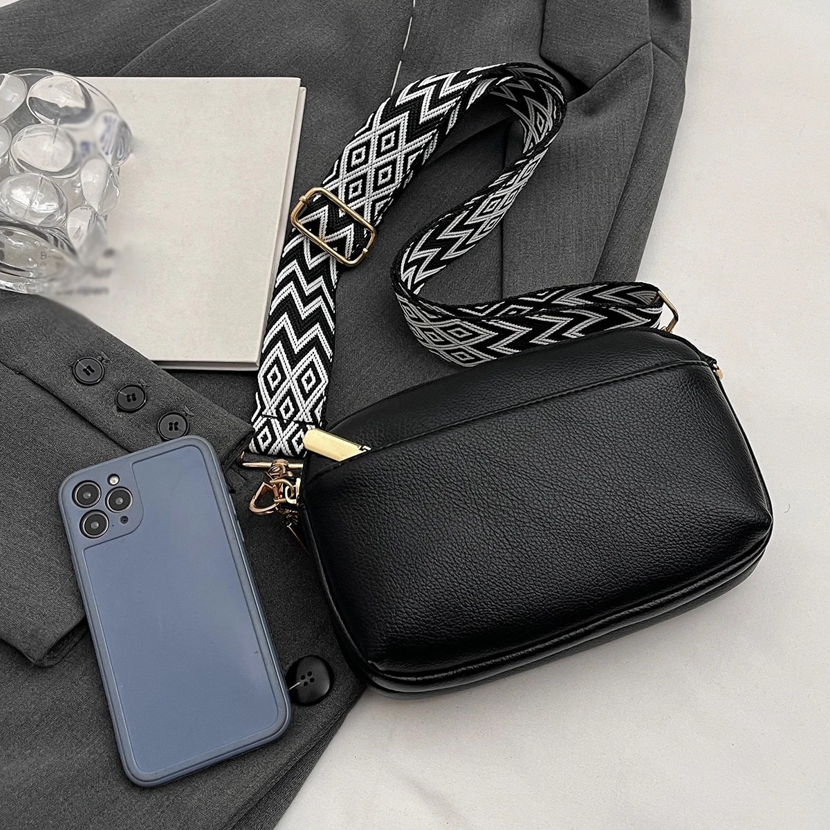 Chic Vegan Crossbody Bag - Minimalist & Fashion-Forward PU Shoulder Bag for Women - Compact, Spacious, Phone-Friendly