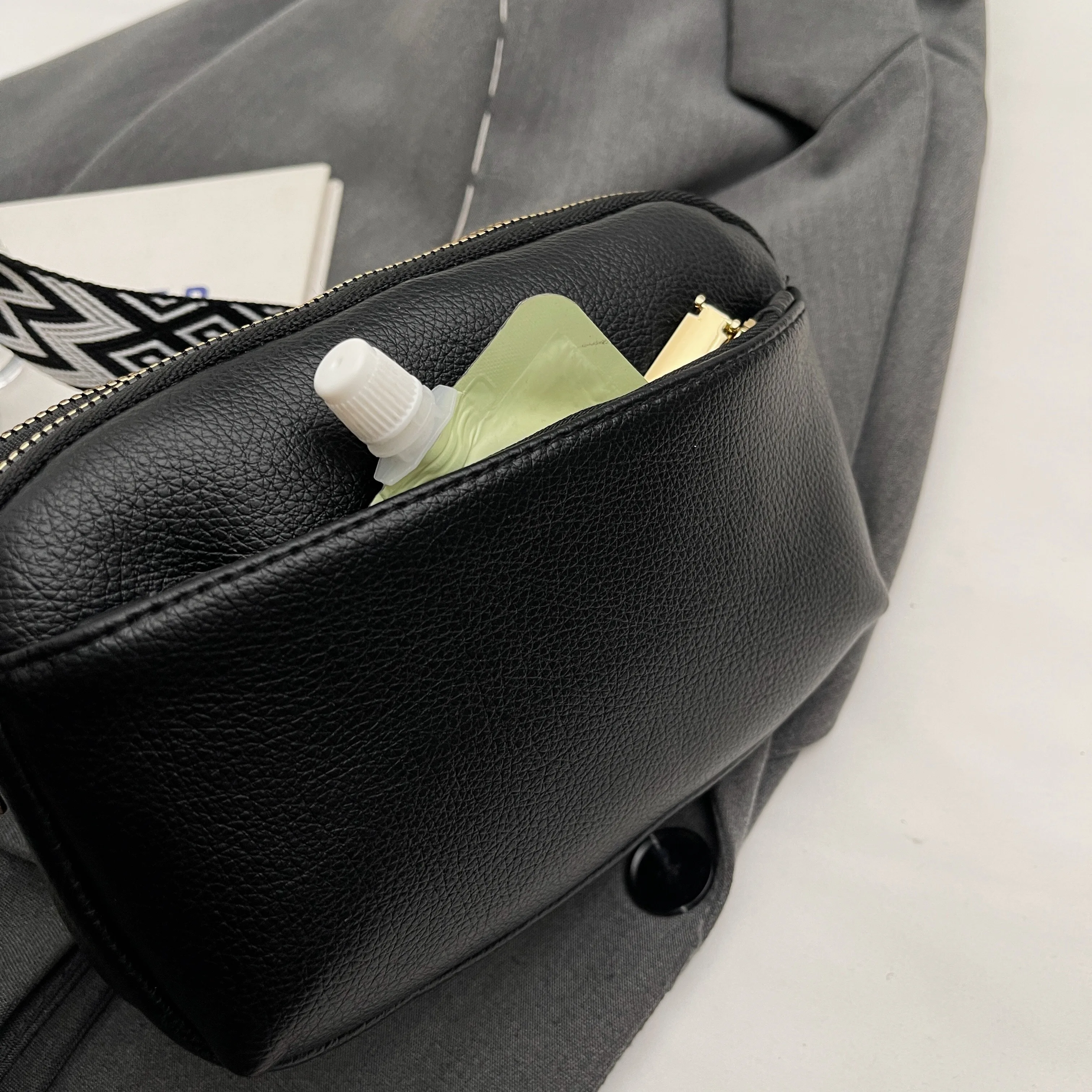 Chic Vegan Crossbody Bag - Minimalist & Fashion-Forward PU Shoulder Bag for Women - Compact, Spacious, Phone-Friendly