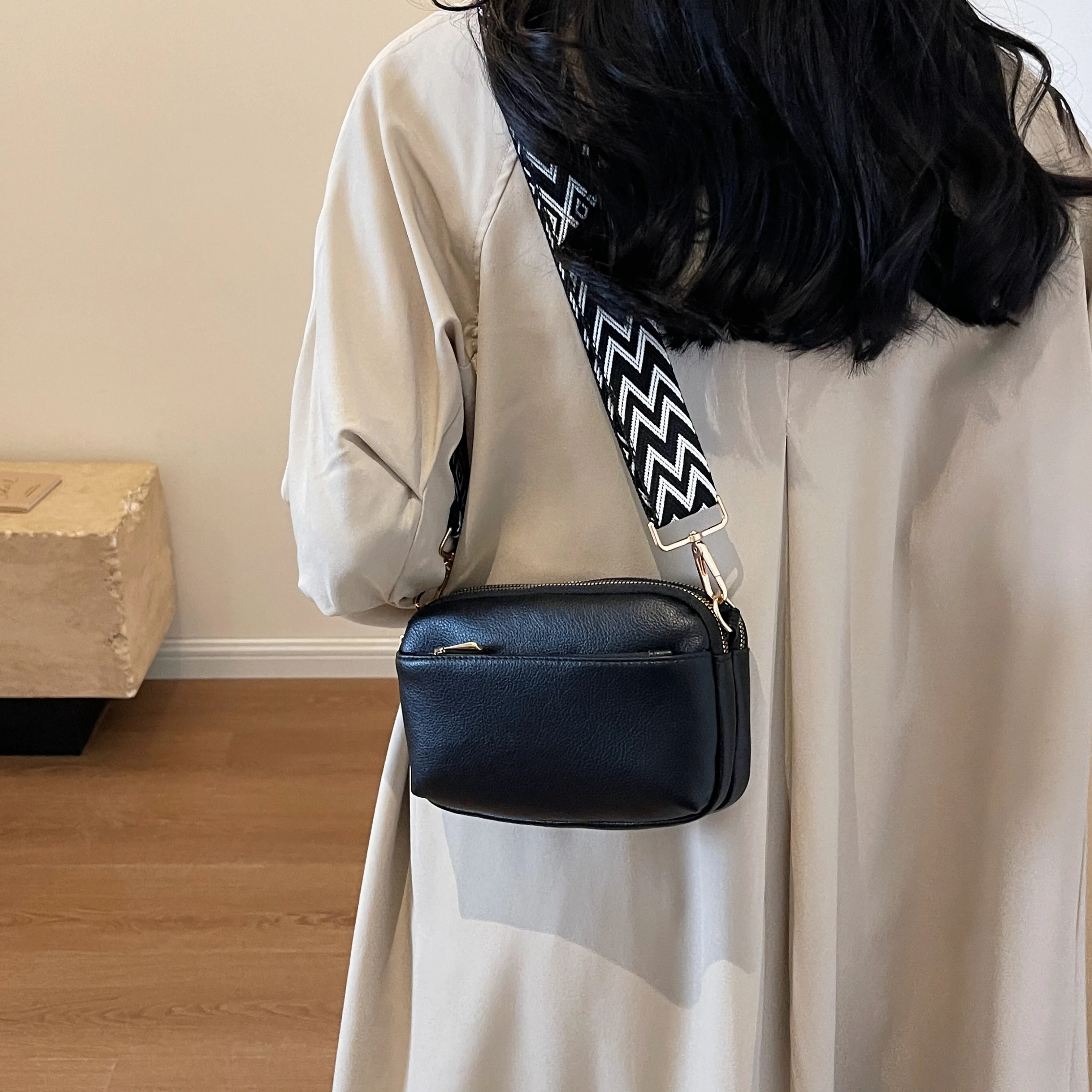 Chic Vegan Crossbody Bag - Minimalist & Fashion-Forward PU Shoulder Bag for Women - Compact, Spacious, Phone-Friendly