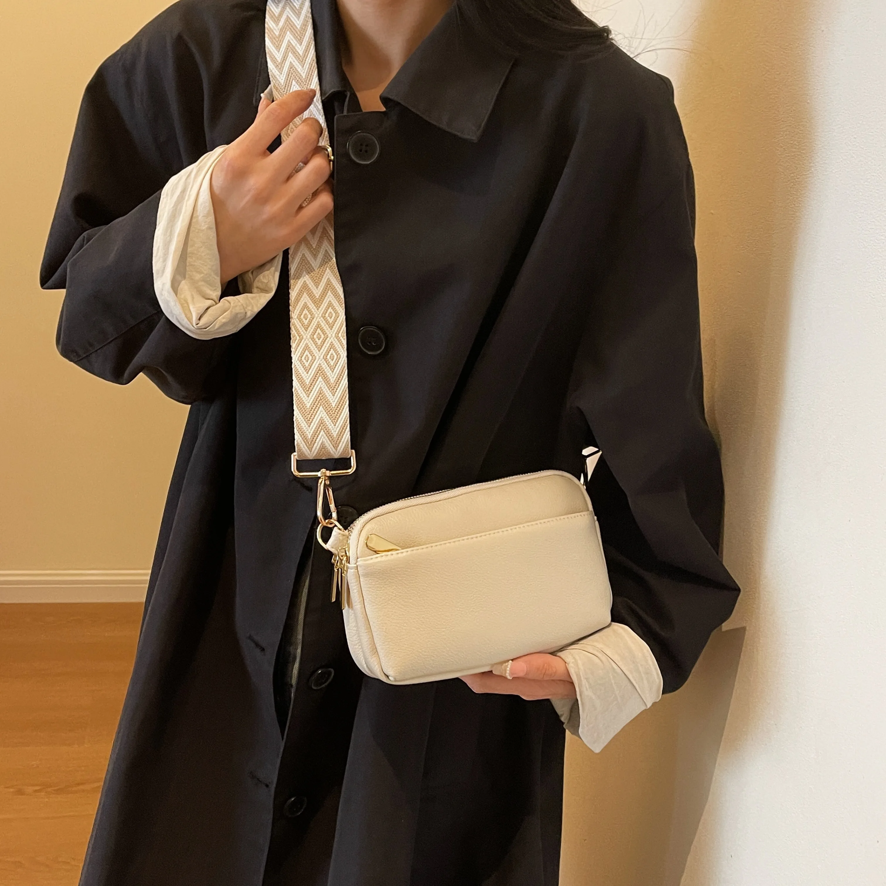 Chic Vegan Crossbody Bag - Minimalist & Fashion-Forward PU Shoulder Bag for Women - Compact, Spacious, Phone-Friendly