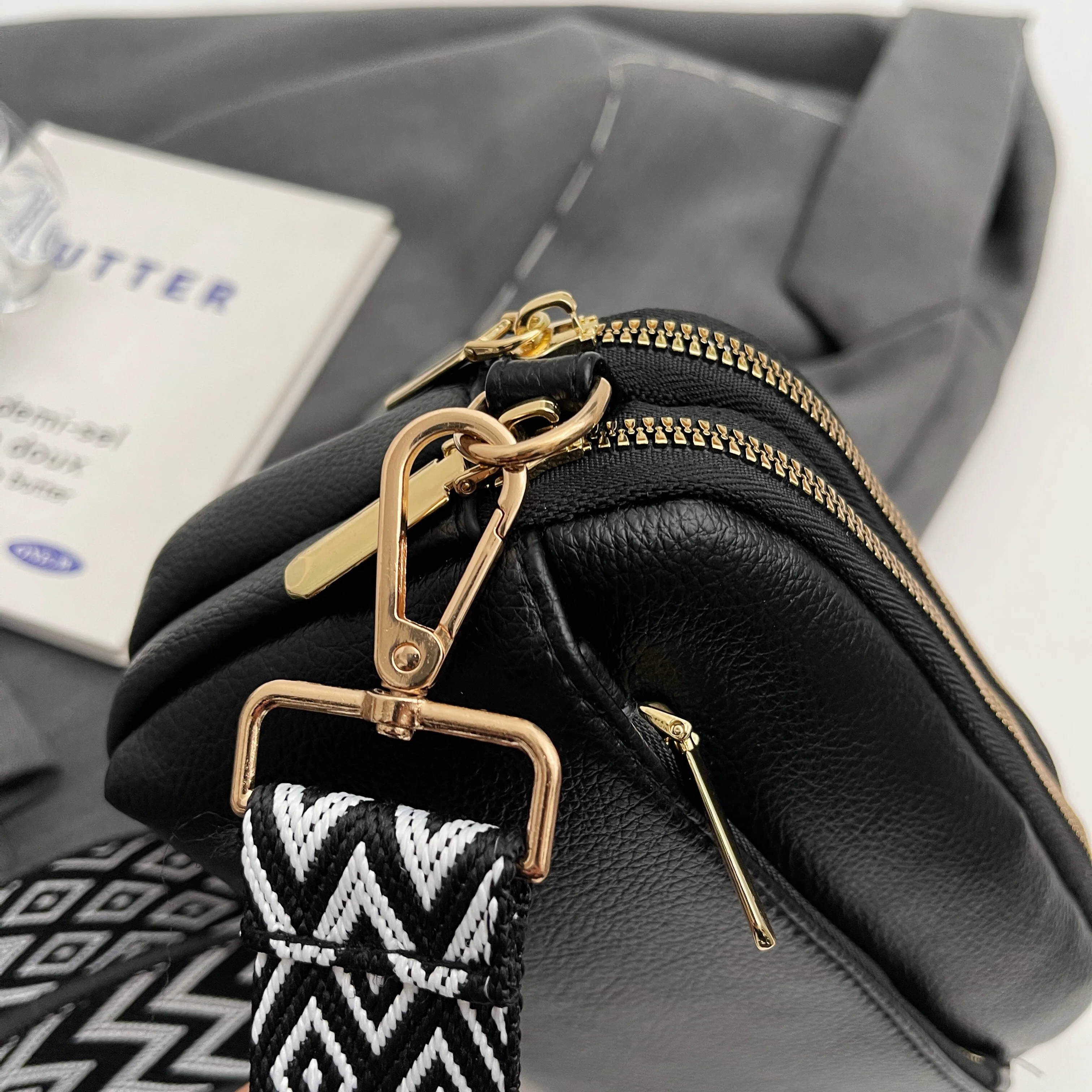 Chic Vegan Crossbody Bag - Minimalist & Fashion-Forward PU Shoulder Bag for Women - Compact, Spacious, Phone-Friendly