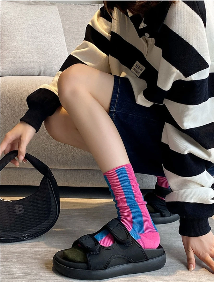 1 pairs High Saturation Dopamine Color Striped Ins Trendy Skateboard Sports Style Vertical Striped Mid Length Socks