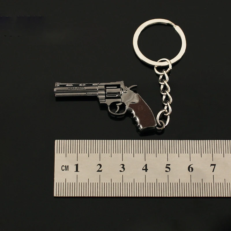 Hot Game Mini Gun Model Keychain Cosplay Weapons Ttig34 M1896 M500 Colt357 Mini R45 P08 Halloween Party Decoration Metal Gifts