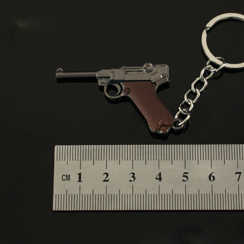 Hot Game Mini Gun Model Keychain Cosplay Weapons Ttig34 M1896 M500 Colt357 Mini R45 P08 Halloween Party Decoration Metal Gifts